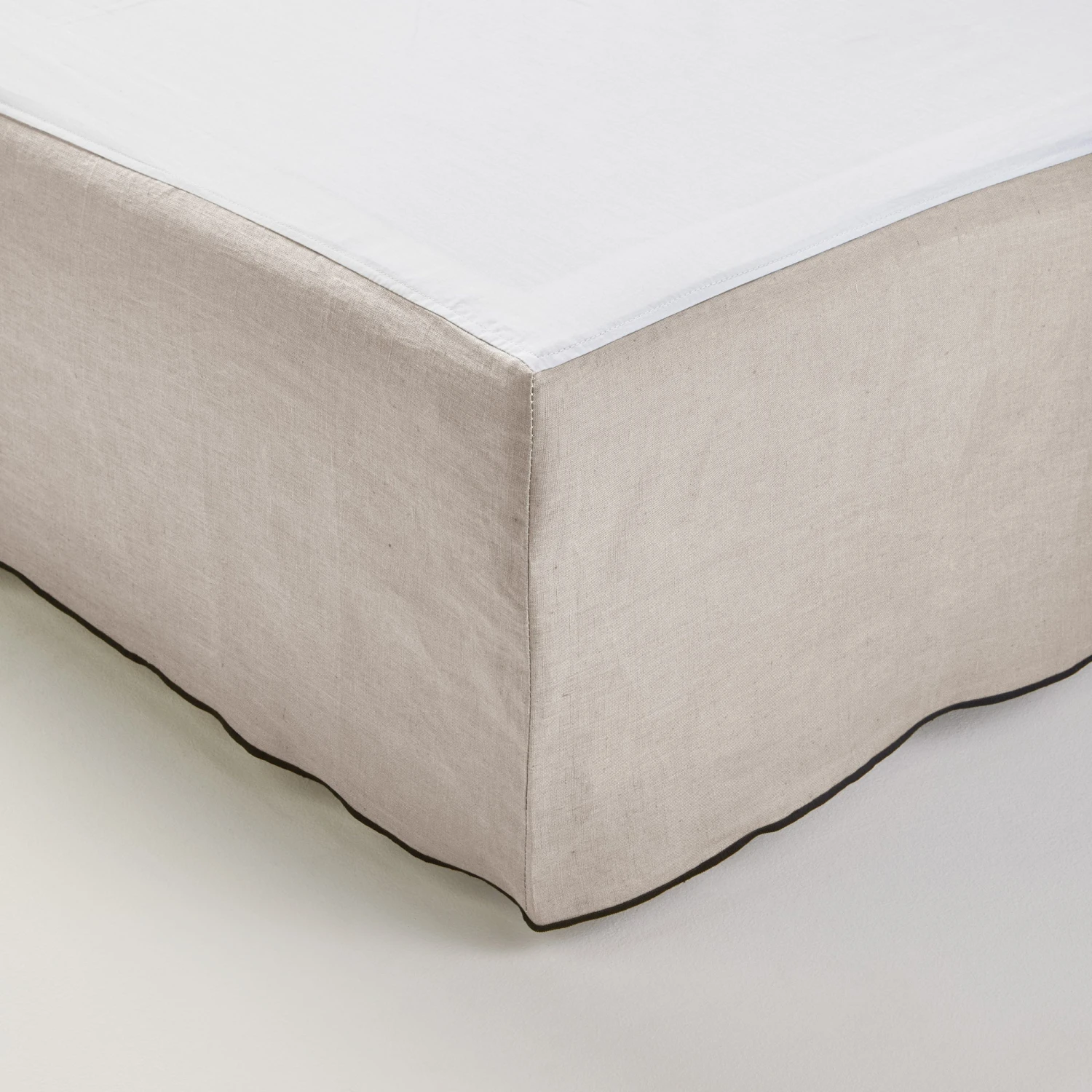 Cache Sommier CARLINA Ficelle Et Bourdon Noir 3 Cache Sommier CARLINA Ficelle Et Bourdon Noir – Image 3