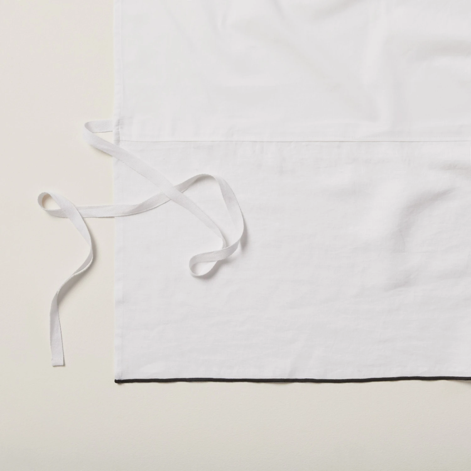 Cache Sommier CARLINA Blanc Pur Et Bourdon Noir 4 Cache Sommier CARLINA Blanc Pur Et Bourdon Noir – Image 4