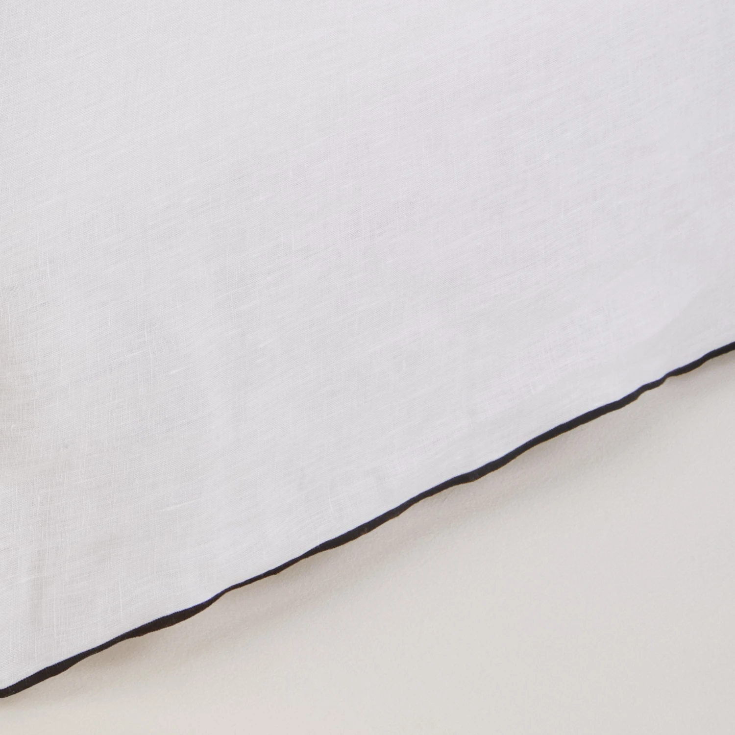 Cache Sommier CARLINA Blanc Pur Et Bourdon Noir 5 Cache Sommier CARLINA Blanc Pur Et Bourdon Noir – Image 5