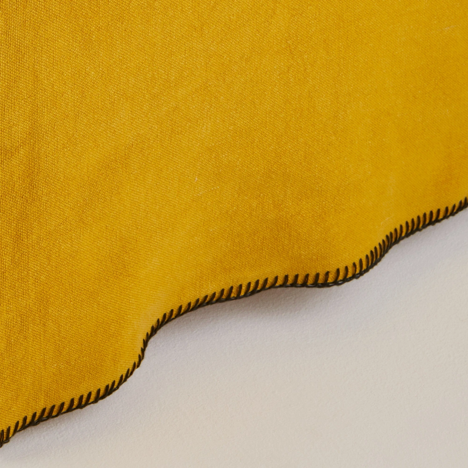 Cache Sommier NINO Ocre Et Feston Noir 5 Cache Sommier NINO Ocre Et Feston Noir – Image 5