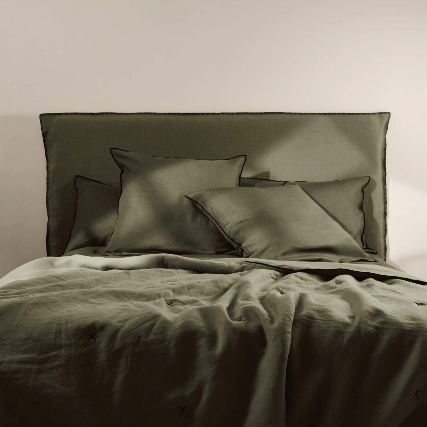 Couvre-lit Matelassé CARLINA Kaki Grisé Et Bourdon Noir 3 Couvre-lit Matelassé CARLINA Kaki Grisé Et Bourdon Noir – Image 3