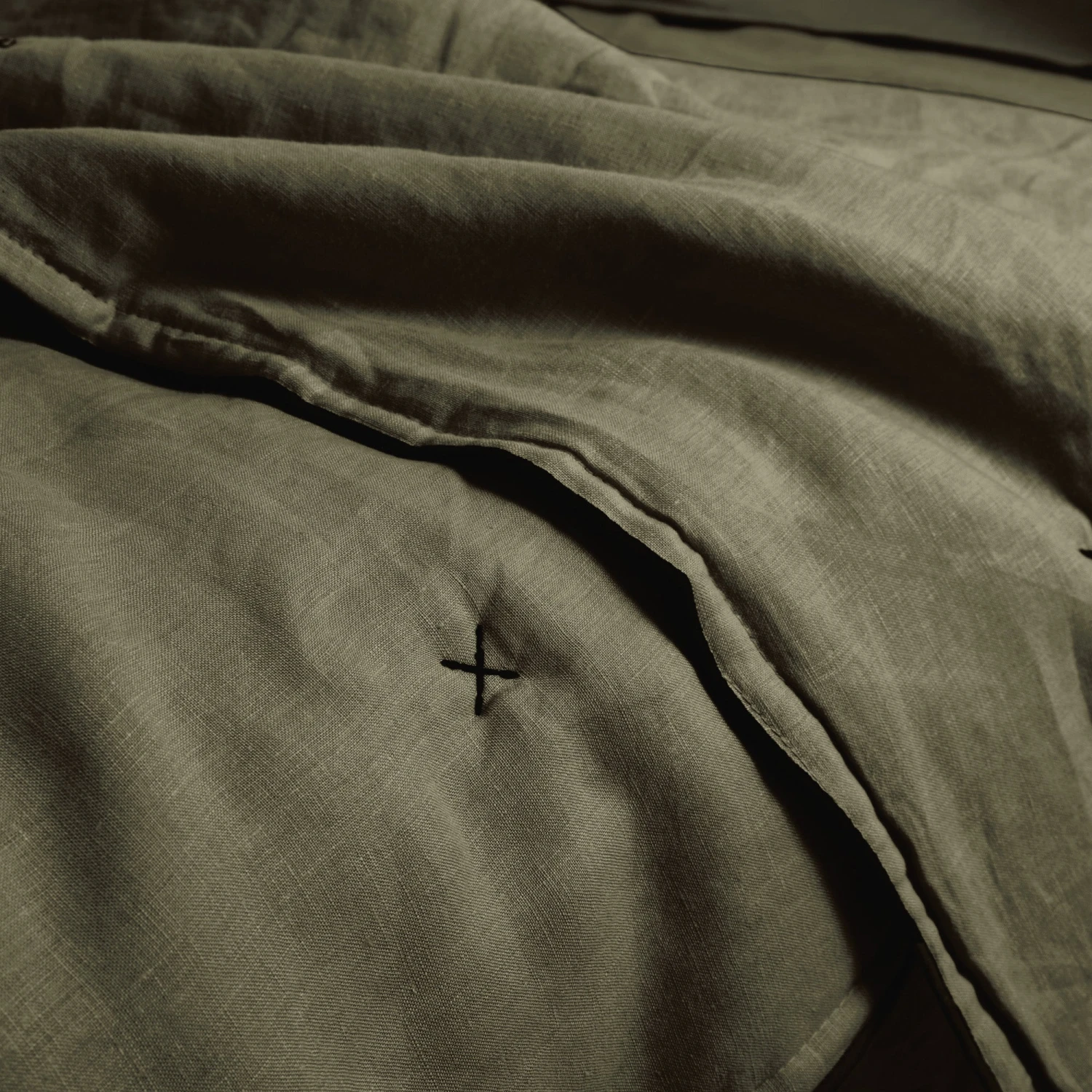 Couvre-lit Matelassé CARLINA Kaki Grisé Et Bourdon Noir 5 Couvre-lit Matelassé CARLINA Kaki Grisé Et Bourdon Noir – Image 5