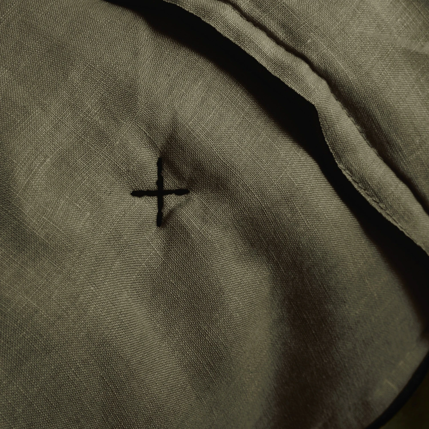 Couvre-lit Matelassé CARLINA Kaki Grisé Et Bourdon Noir 6 Couvre-lit Matelassé CARLINA Kaki Grisé Et Bourdon Noir – Image 6