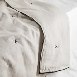 Couvre-lit Matelassé CARLINA Calcaire Et Bourdon Noir -Décoration & meubles pour la maison couvre lit matelasse CARLINA 006499 N2G 6 scaled