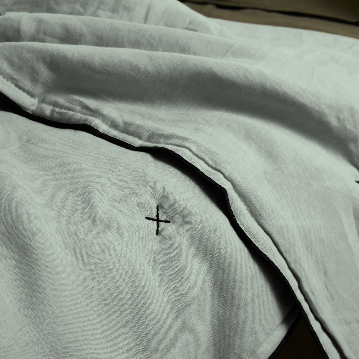 Couvre-lit Matelassé CARLINA Tilleul Et Bourdon Noir 5 Couvre-lit Matelassé CARLINA Tilleul Et Bourdon Noir – Image 5