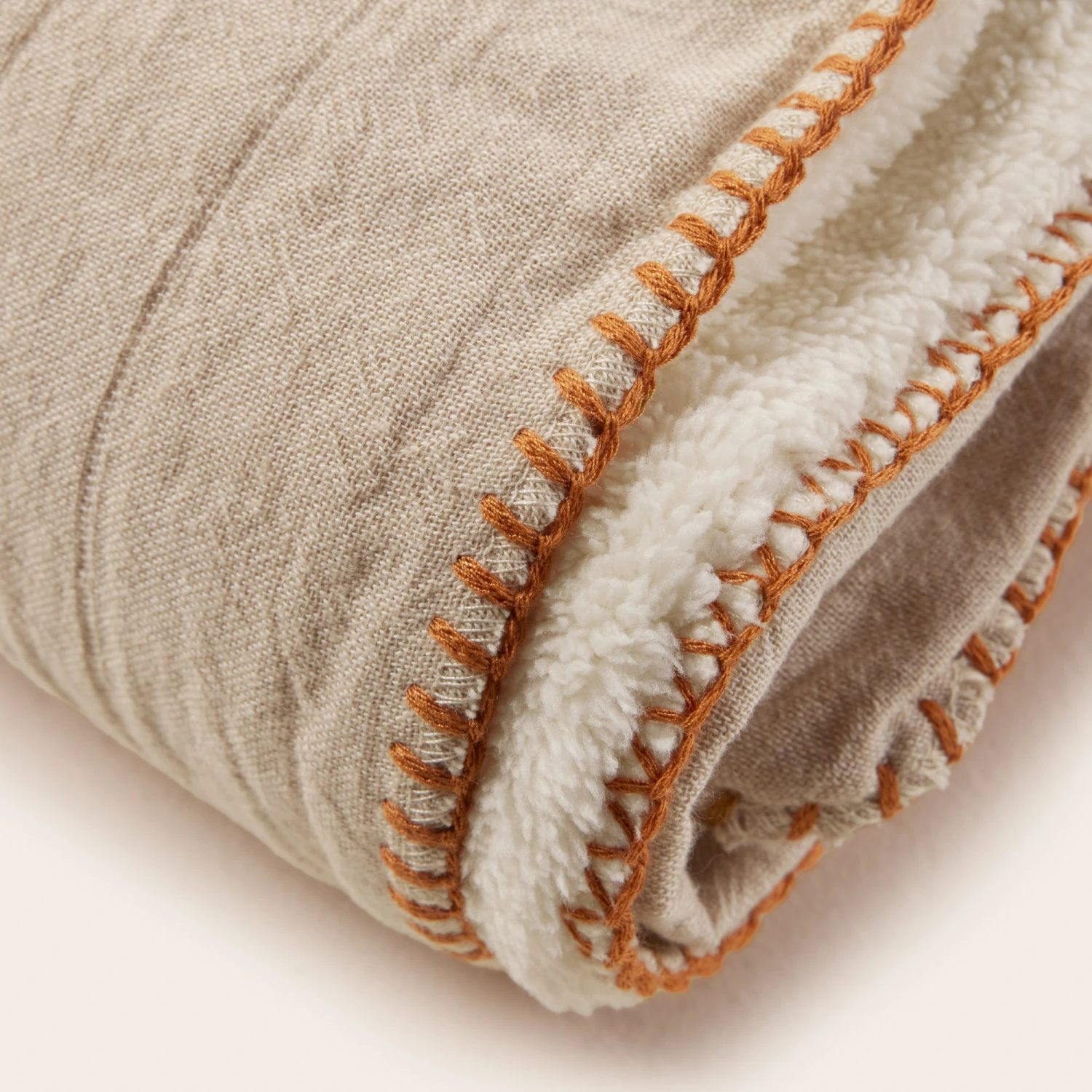 Couvre-lit DASHAN Beige Naturel Et Feston Caramel 5 Couvre-lit DASHAN Beige Naturel Et Feston Caramel – Image 5