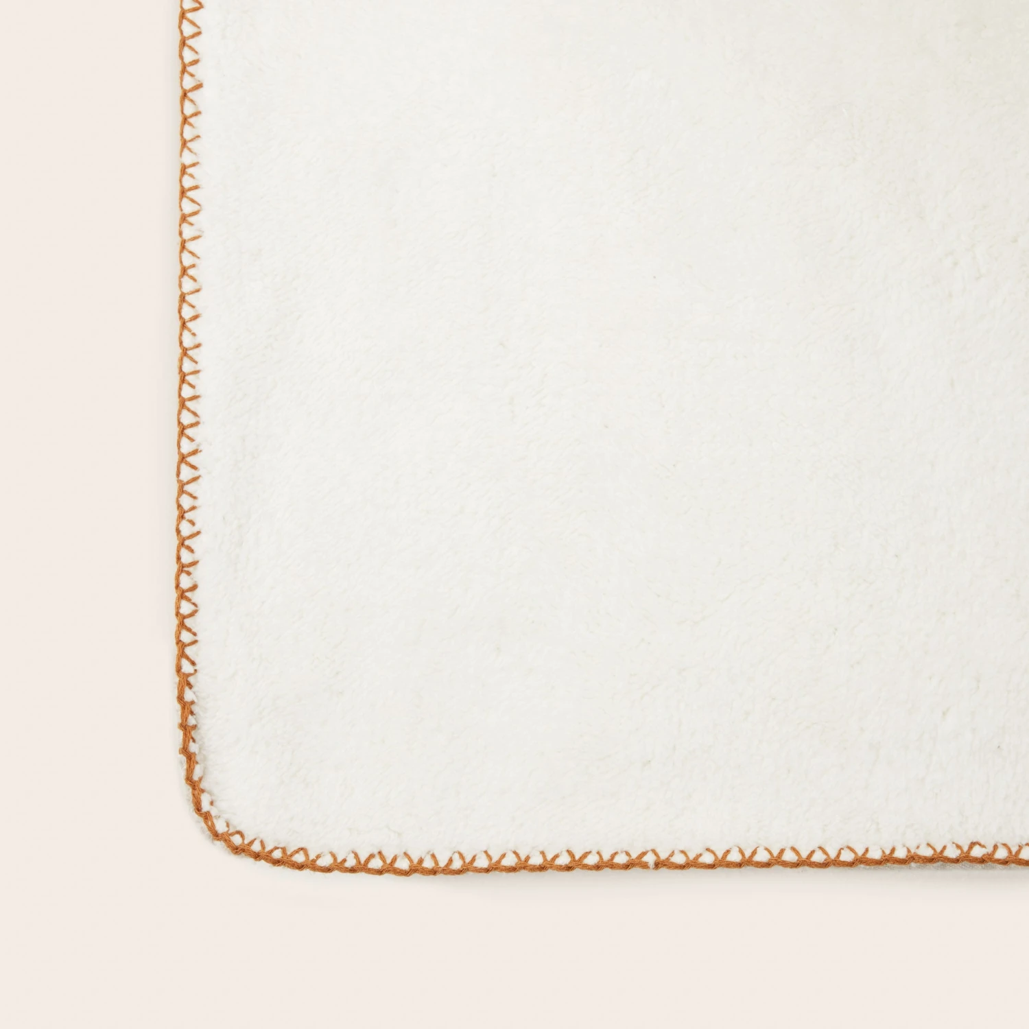 Couvre-lit DASHAN Beige Naturel Et Feston Caramel 6 Couvre-lit DASHAN Beige Naturel Et Feston Caramel – Image 6