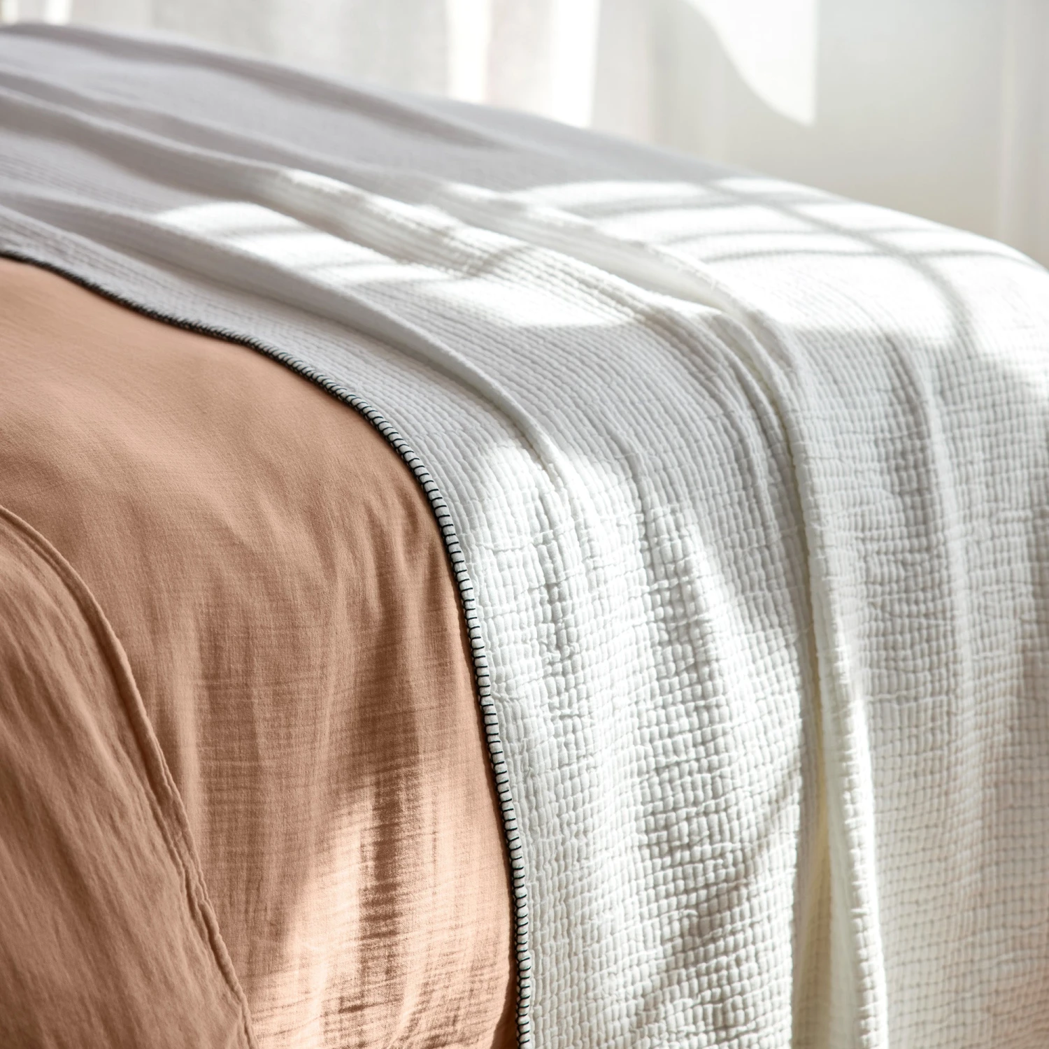 Couvre-lit ILARIO Blanc Et Feston Noir 4 Couvre-lit ILARIO Blanc Et Feston Noir – Image 4