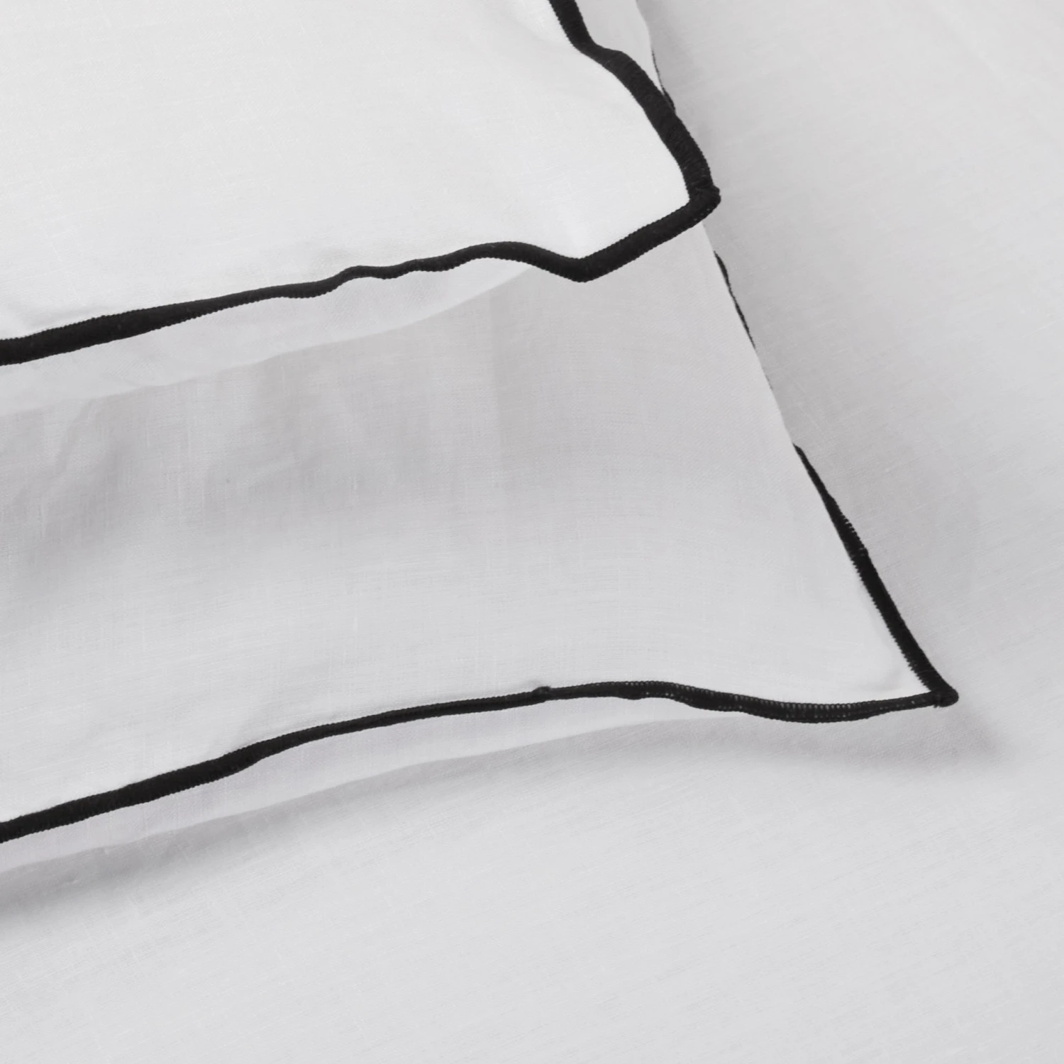 Housse D'édredon CARLINA Blanc Pur Et Bourdon Noir 7 Housse D'édredon CARLINA Blanc Pur Et Bourdon Noir – Image 7