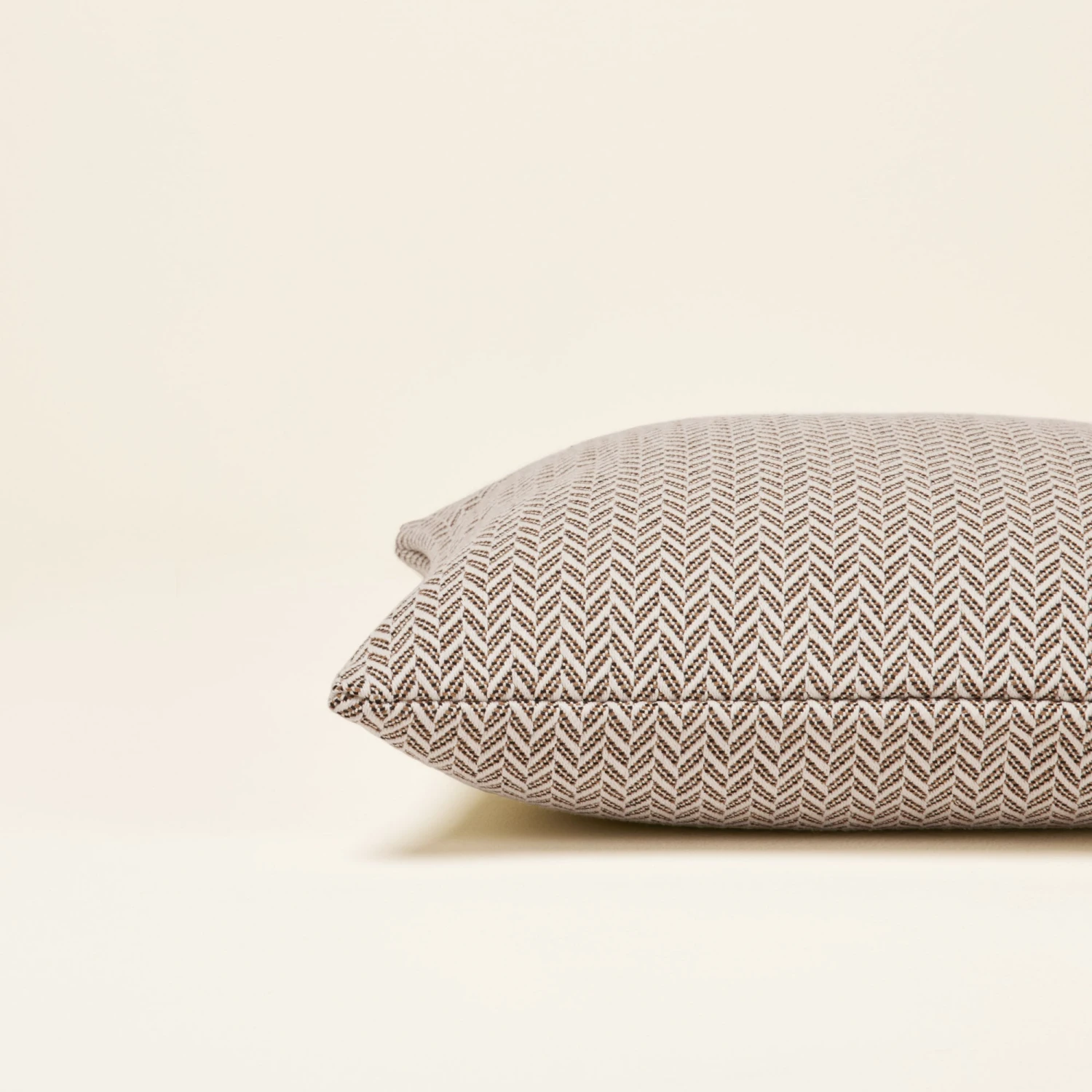 Housse De Coussin ALEJANDRO écru Ocre Et Noir 4 Housse De Coussin ALEJANDRO écru Ocre Et Noir – Image 4