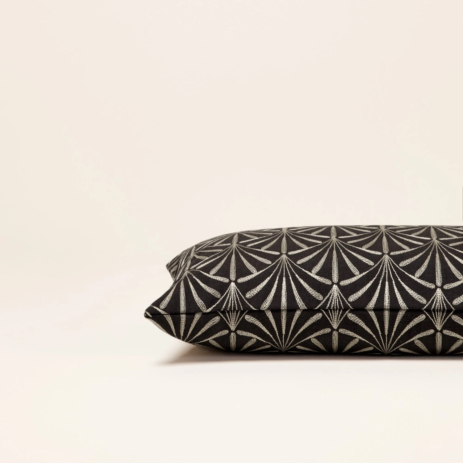 Housse De Coussin ARDECO Noir Et Nickel 2 Housse De Coussin ARDECO Noir Et Nickel – Image 2