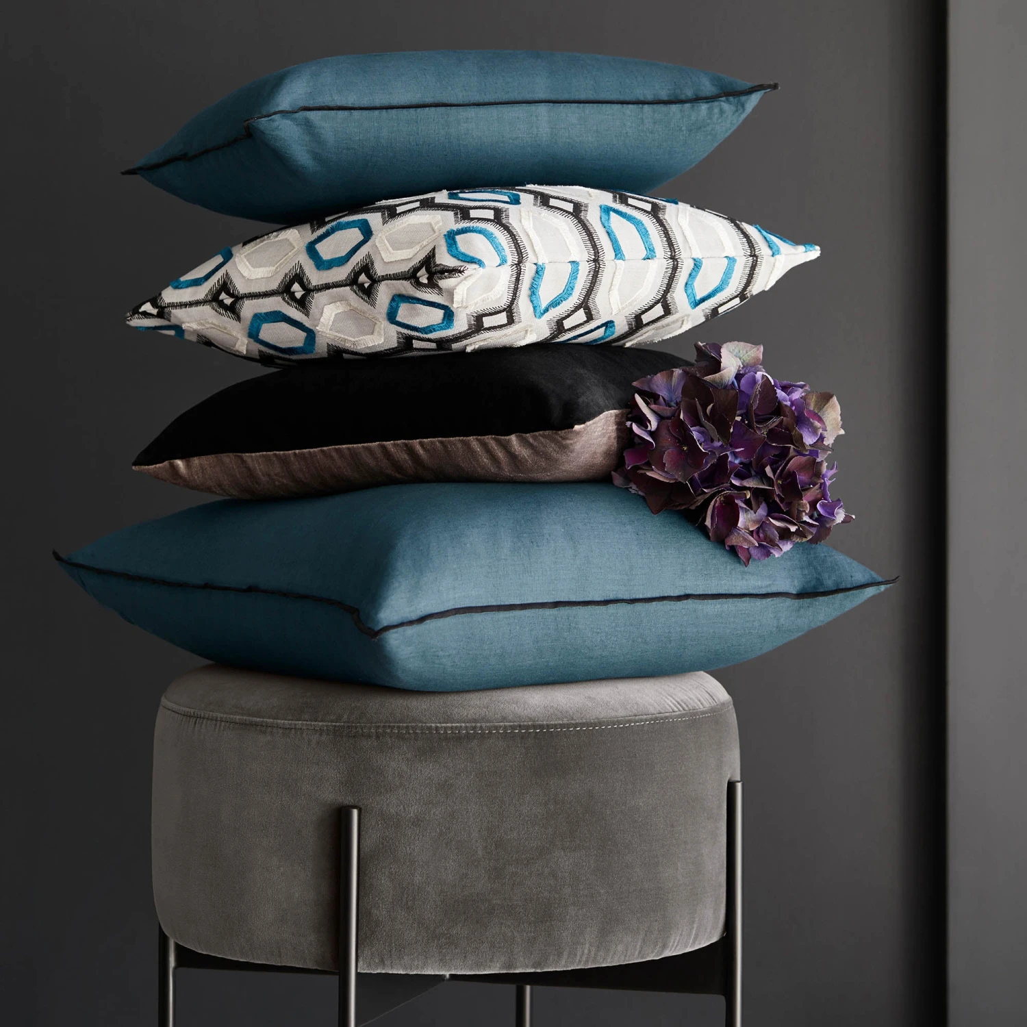 Housse De Coussin BARTOLO Gris Et Bleu Lagon 5 Housse De Coussin BARTOLO Gris Et Bleu Lagon – Image 5