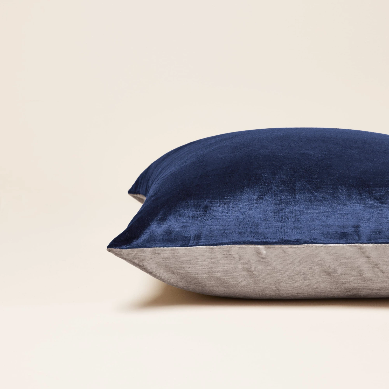 Housse De Coussin CASTIGLIONE Bleu Nuit Et Taupe 2 Housse De Coussin CASTIGLIONE Bleu Nuit Et Taupe – Image 2