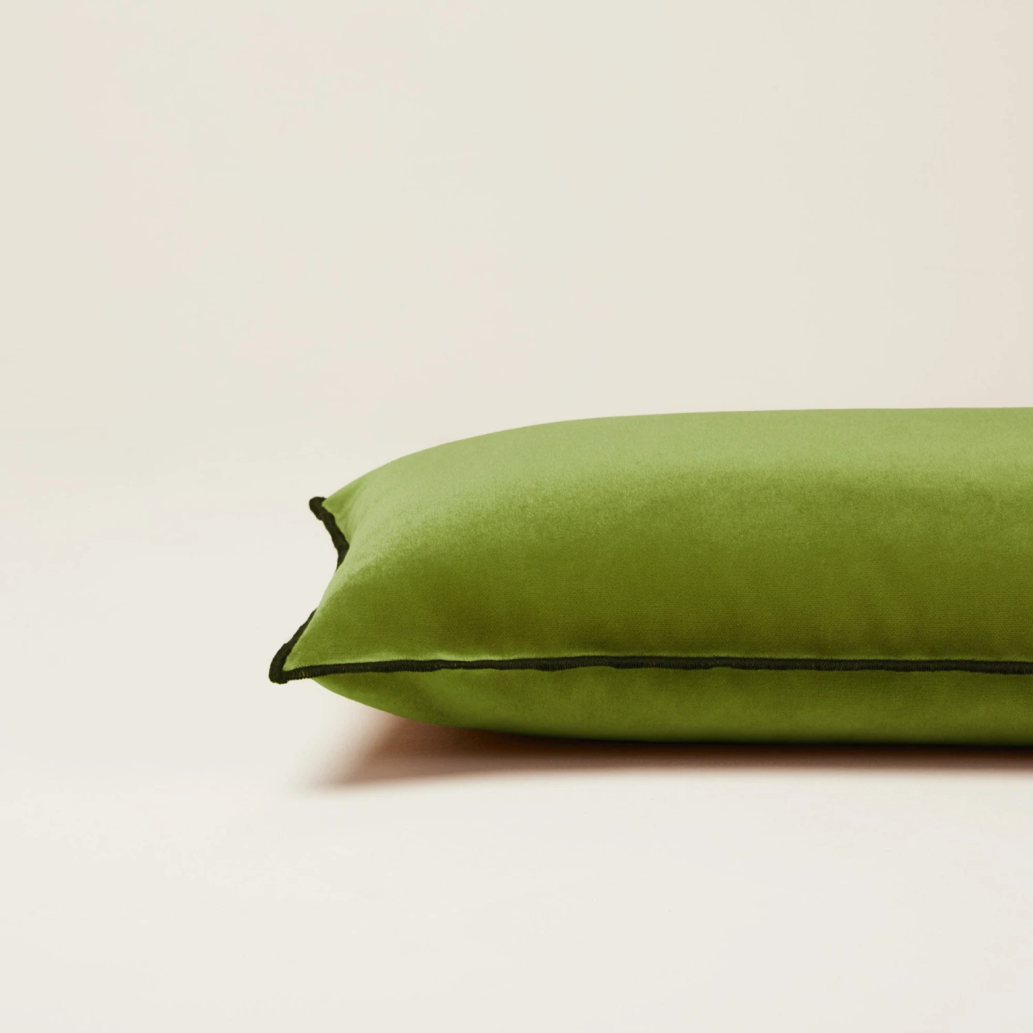 Housse De Coussin DARIO Olivine Et Bourdon Noir 5 Housse De Coussin DARIO Olivine Et Bourdon Noir – Image 5