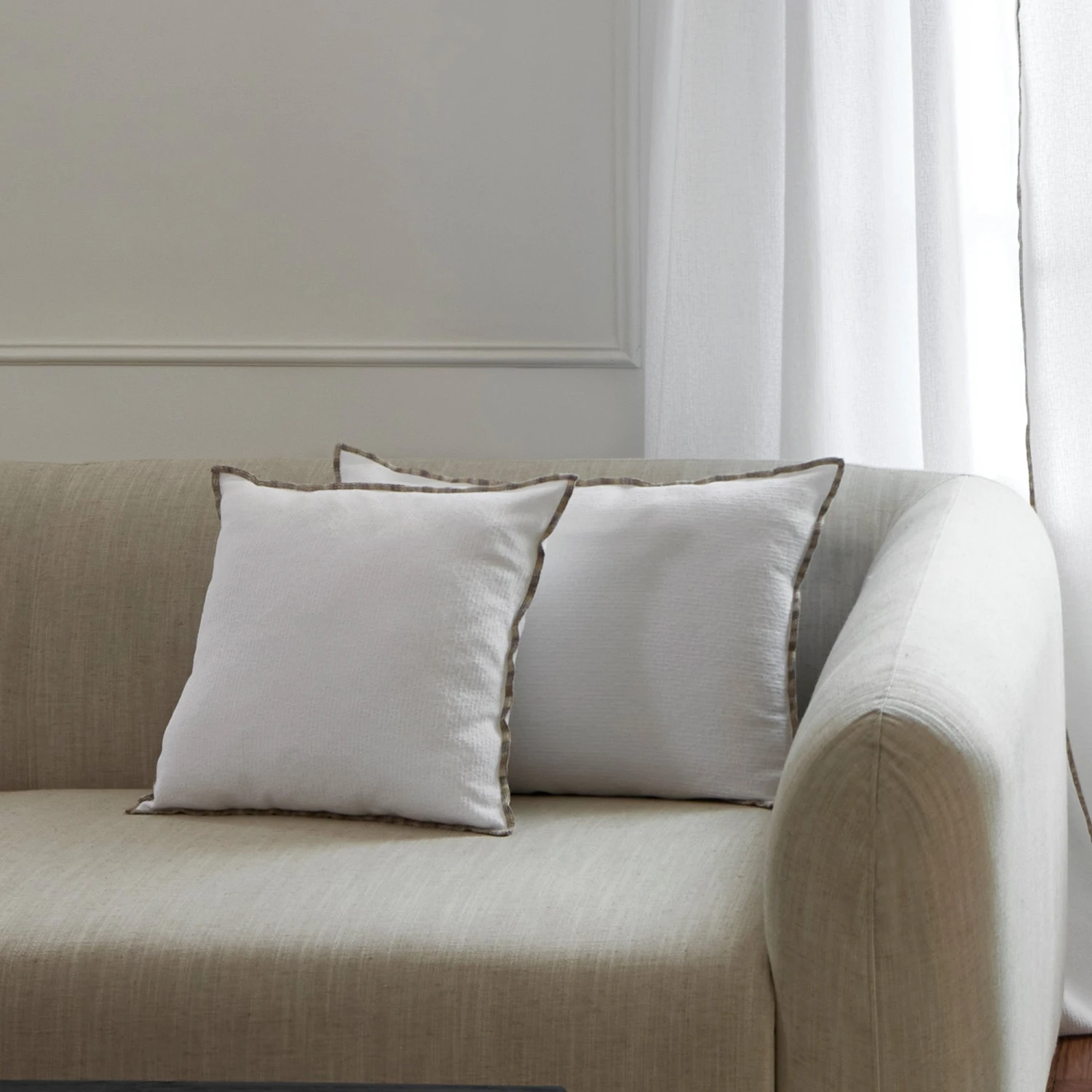 Housse De Coussin GHABY Blanc Et Bourdon En Dégradé 2 Housse De Coussin GHABY Blanc Et Bourdon En Dégradé – Image 2