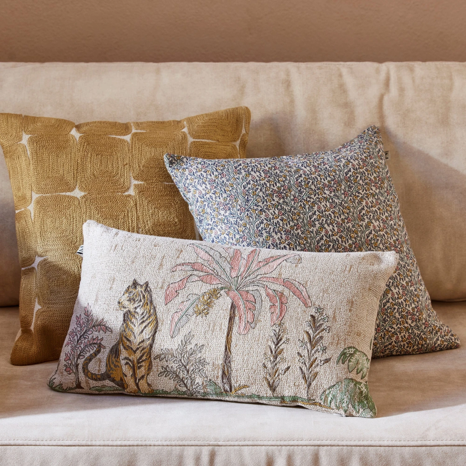 Housse De Coussin LAKKARDA Beige Et Pastels 2 Housse De Coussin LAKKARDA Beige Et Pastels – Image 2