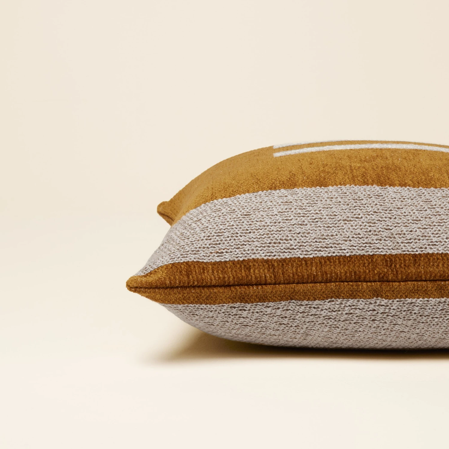 Housse De Coussin NILS Moutarde Et Naturel 7 Housse De Coussin NILS Moutarde Et Naturel – Image 7