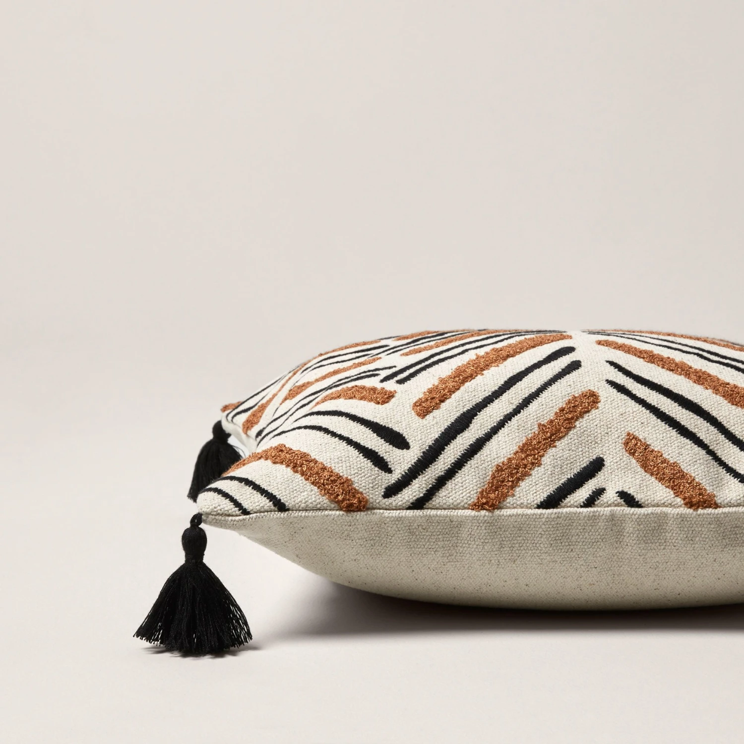 Housse De Coussin OUMY Naturel Et Havane 6 Housse De Coussin OUMY Naturel Et Havane – Image 6