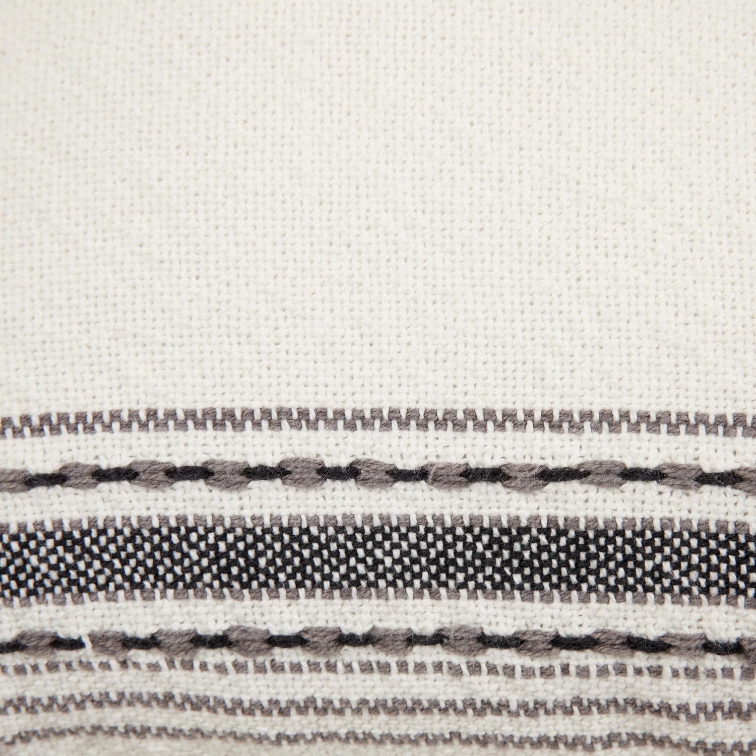 Housse De Coussin PAVANI Blanc Et Noir 10 Housse De Coussin PAVANI Blanc Et Noir – Image 10