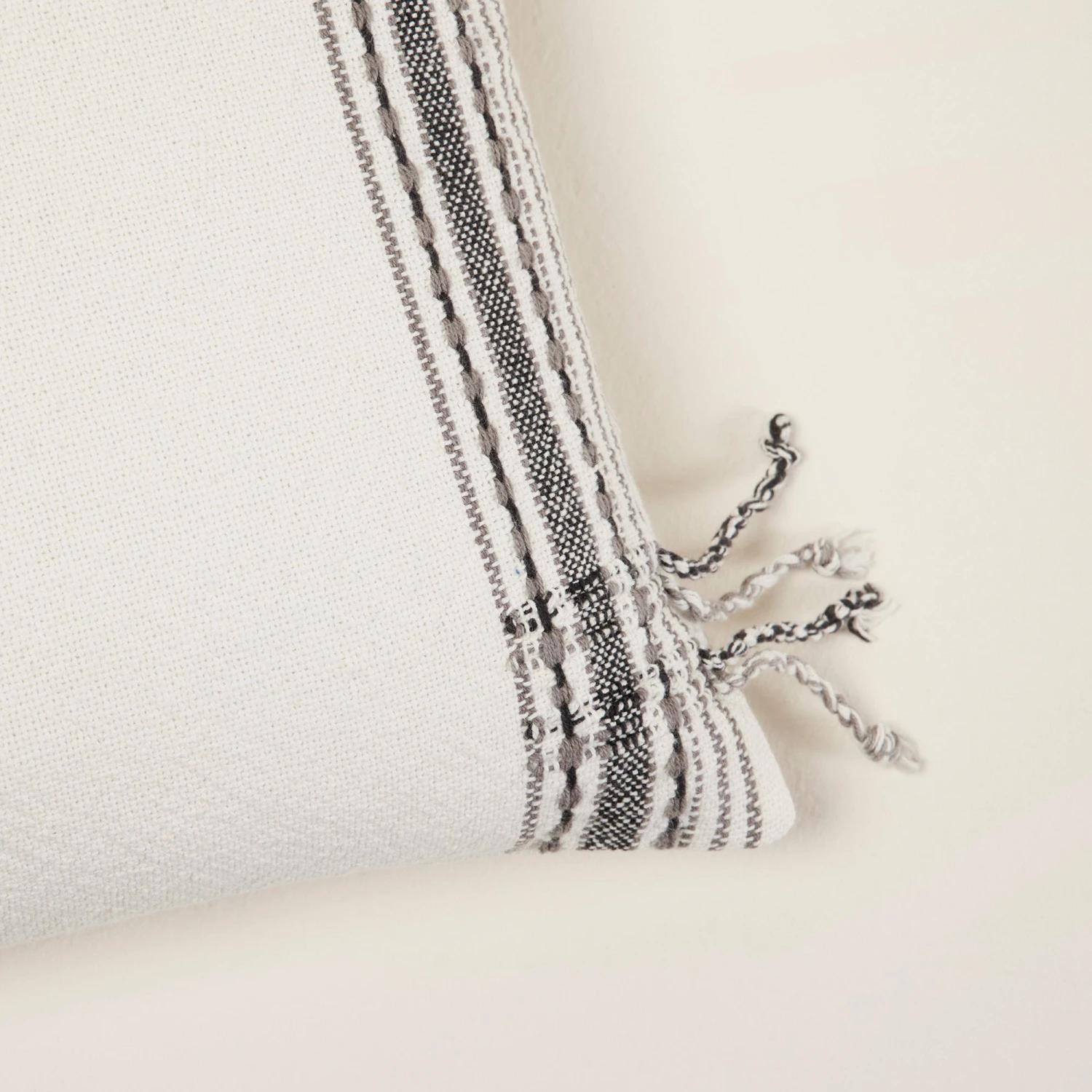 Housse De Coussin PAVANI Blanc Et Noir 5 Housse De Coussin PAVANI Blanc Et Noir – Image 5