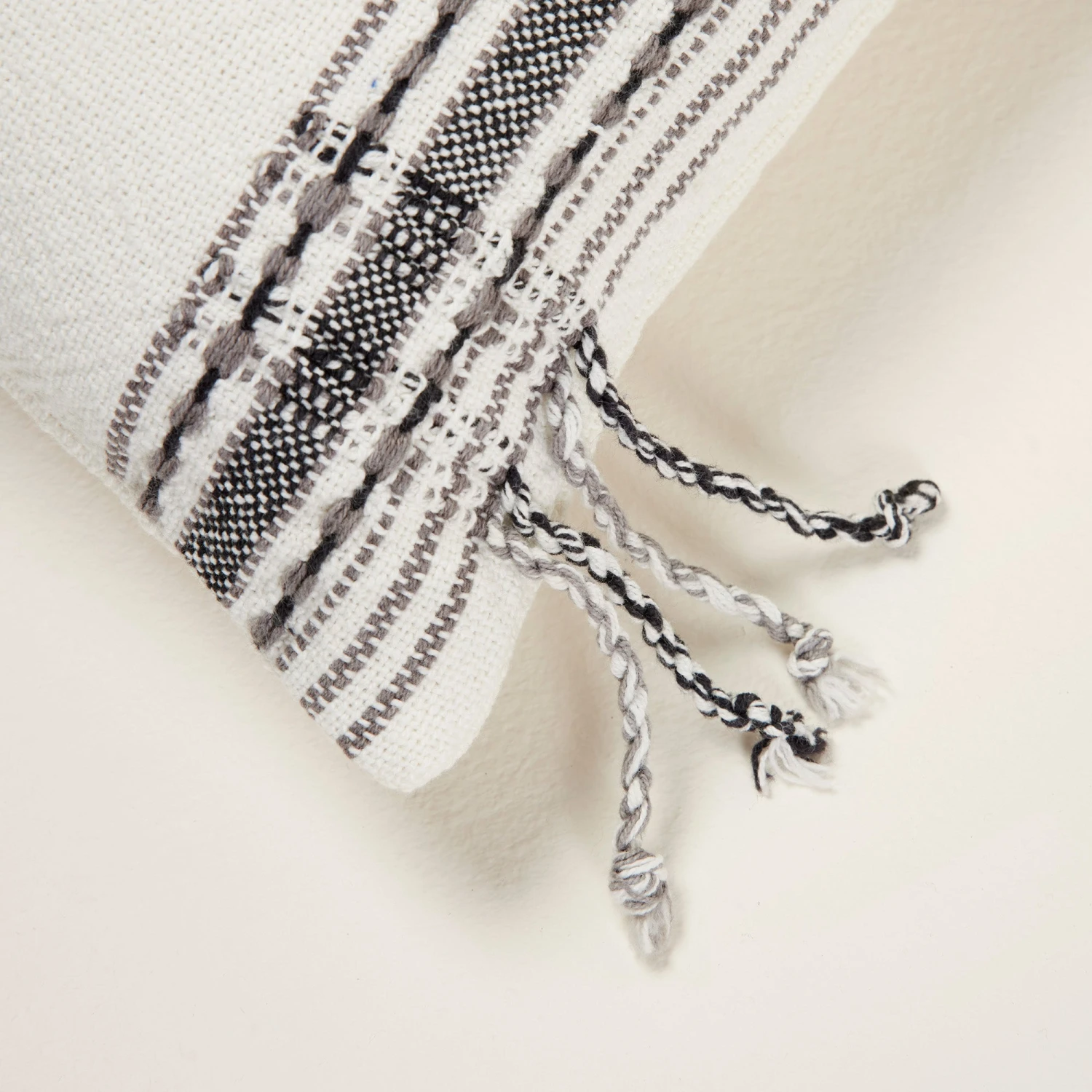 Housse De Coussin PAVANI Blanc Et Noir 6 Housse De Coussin PAVANI Blanc Et Noir – Image 6