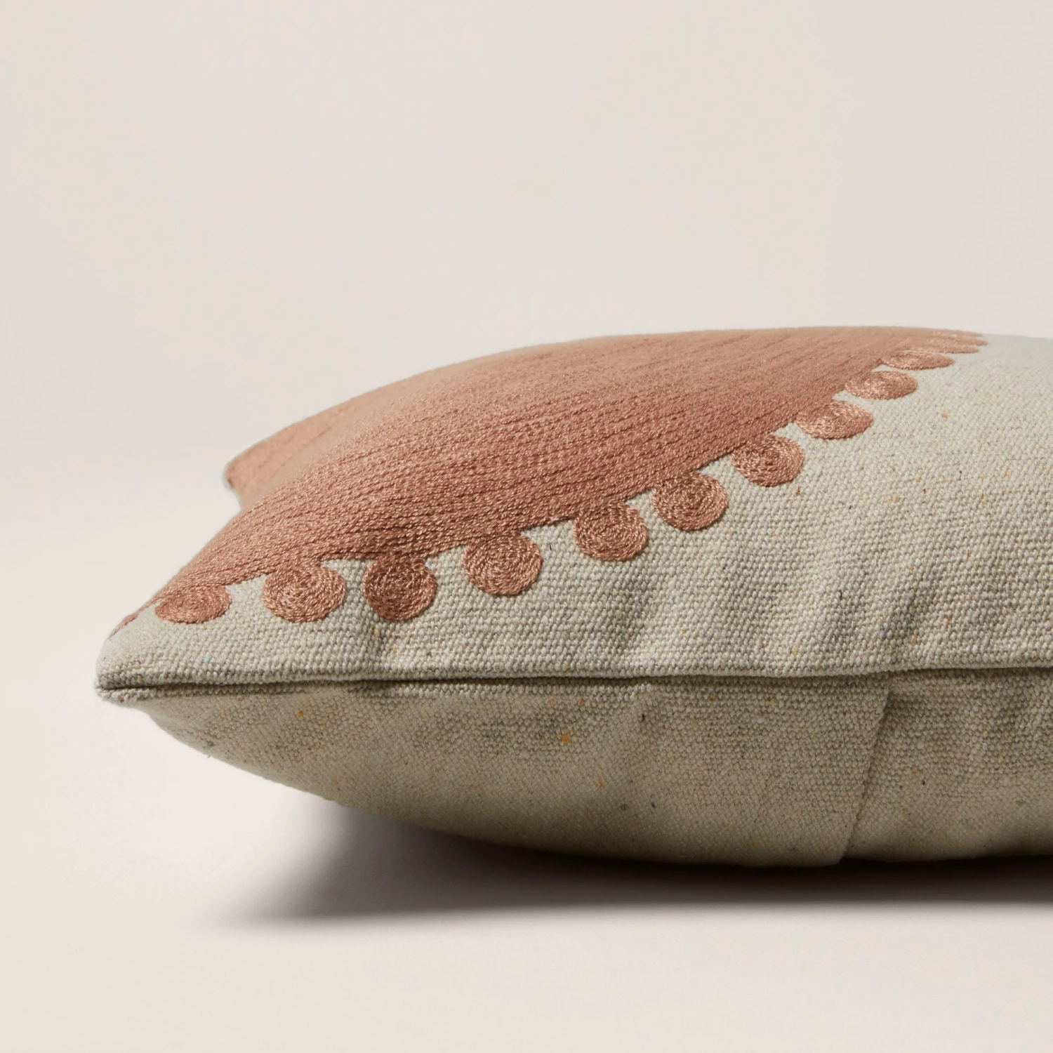 Housse De Coussin SOLAR Naturel Et Terracotta 6 Housse De Coussin SOLAR Naturel Et Terracotta – Image 6