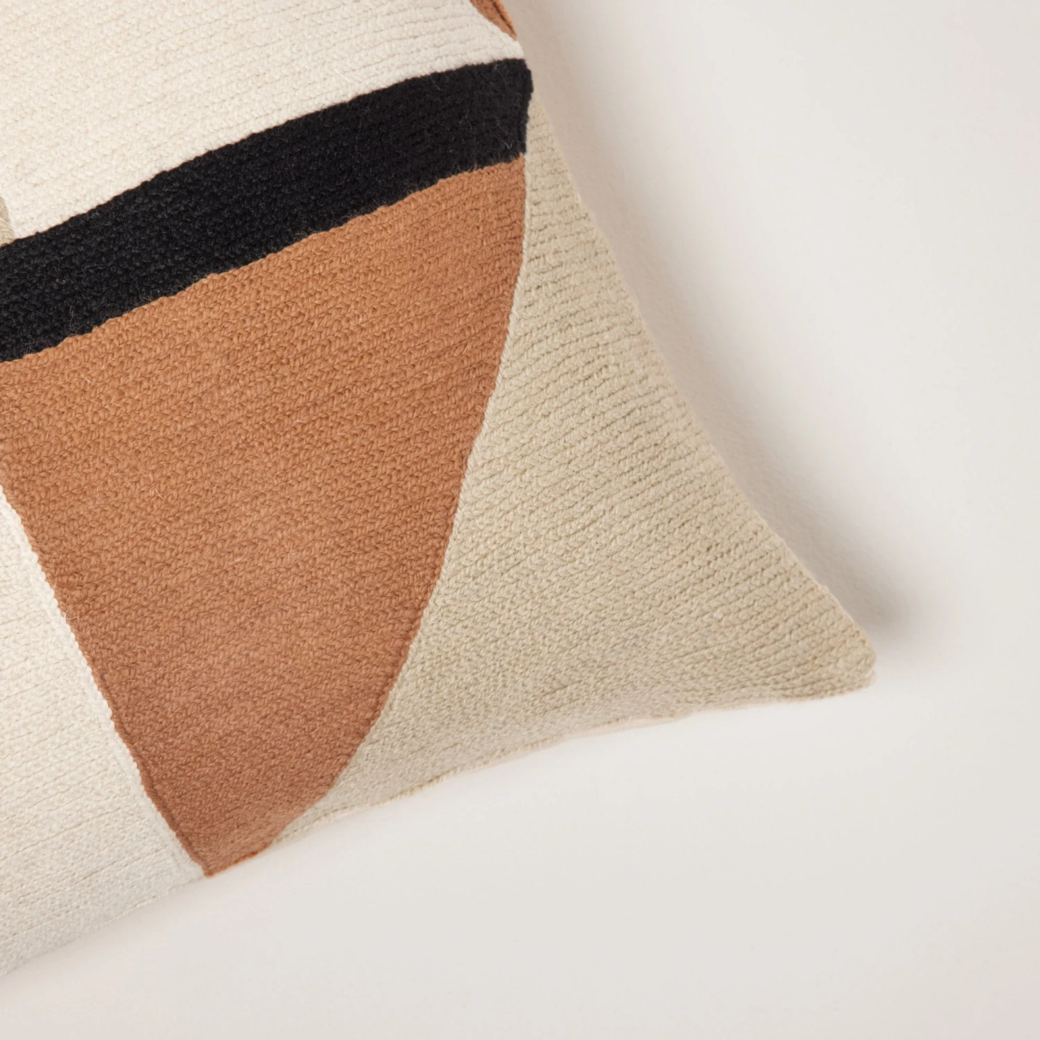 Housse De Coussin TRIAGO Naturel Et Noir 7 Housse De Coussin TRIAGO Naturel Et Noir – Image 7