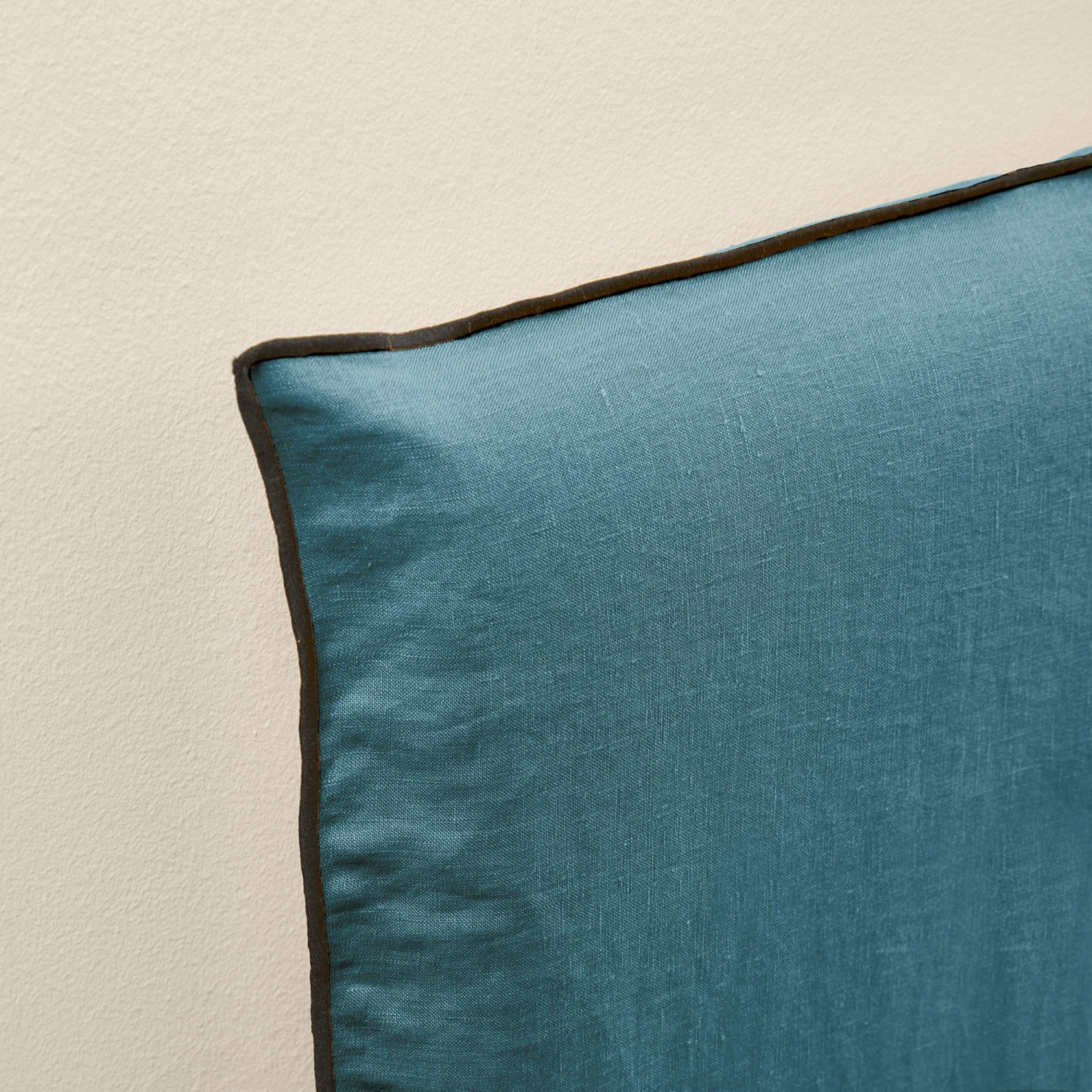 Housse De Tête De Lit CARLINA Pétrole Et Bourdon Noir 4 Housse De Tête De Lit CARLINA Pétrole Et Bourdon Noir – Image 4