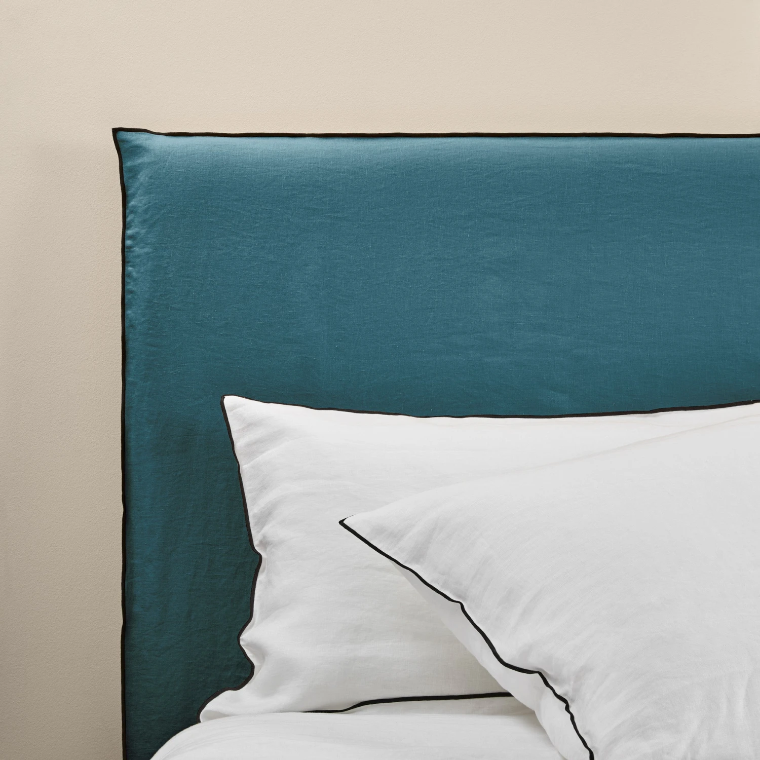 Housse De Tête De Lit CARLINA Pétrole Et Bourdon Noir 2 Housse De Tête De Lit CARLINA Pétrole Et Bourdon Noir – Image 2