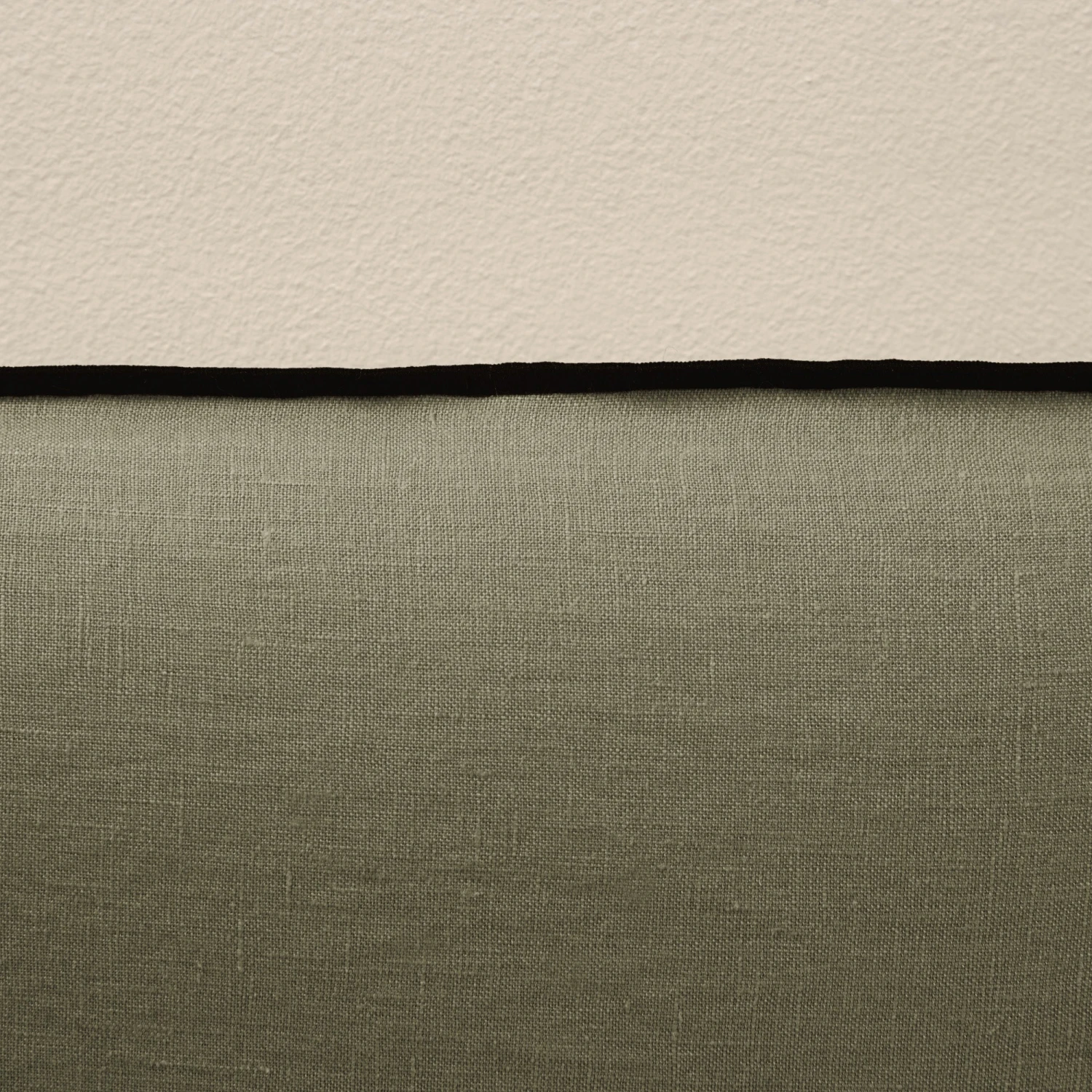 Housse De Tête De Lit CARLINA Kaki Grisé Et Bourdon Noir 5 Housse De Tête De Lit CARLINA Kaki Grisé Et Bourdon Noir – Image 5