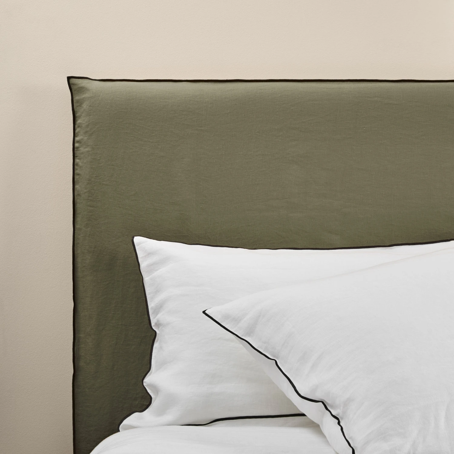 Housse De Tête De Lit CARLINA Kaki Grisé Et Bourdon Noir 6 Housse De Tête De Lit CARLINA Kaki Grisé Et Bourdon Noir – Image 6