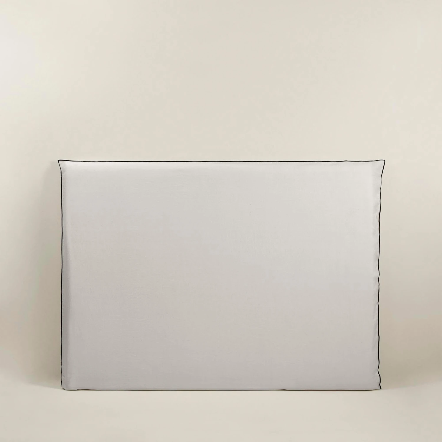 Housse De Tête De Lit CARLINA Calcaire Et Bourdon Noir 4 Housse De Tête De Lit CARLINA Calcaire Et Bourdon Noir – Image 4