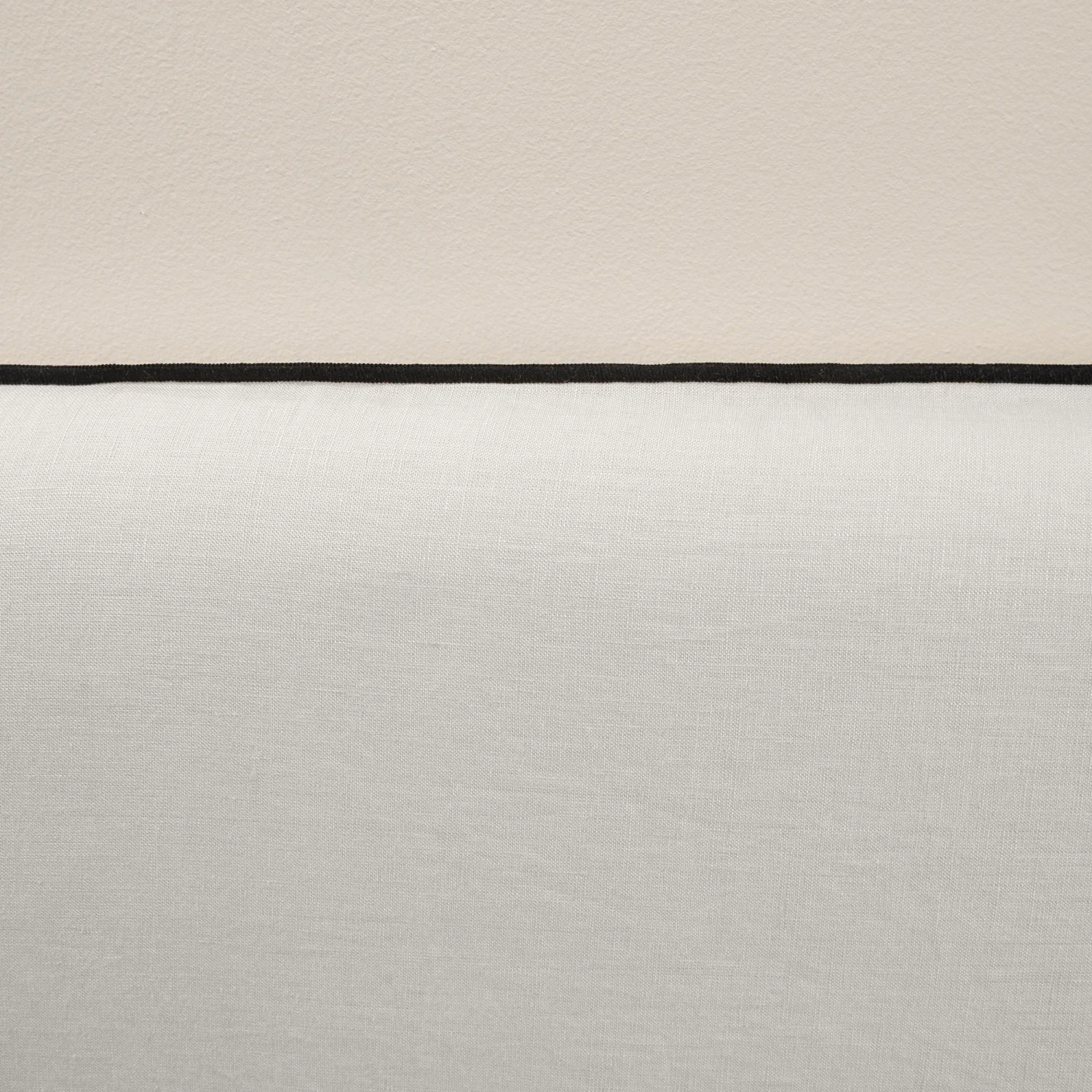 Housse De Tête De Lit CARLINA Calcaire Et Bourdon Noir 6 Housse De Tête De Lit CARLINA Calcaire Et Bourdon Noir – Image 6