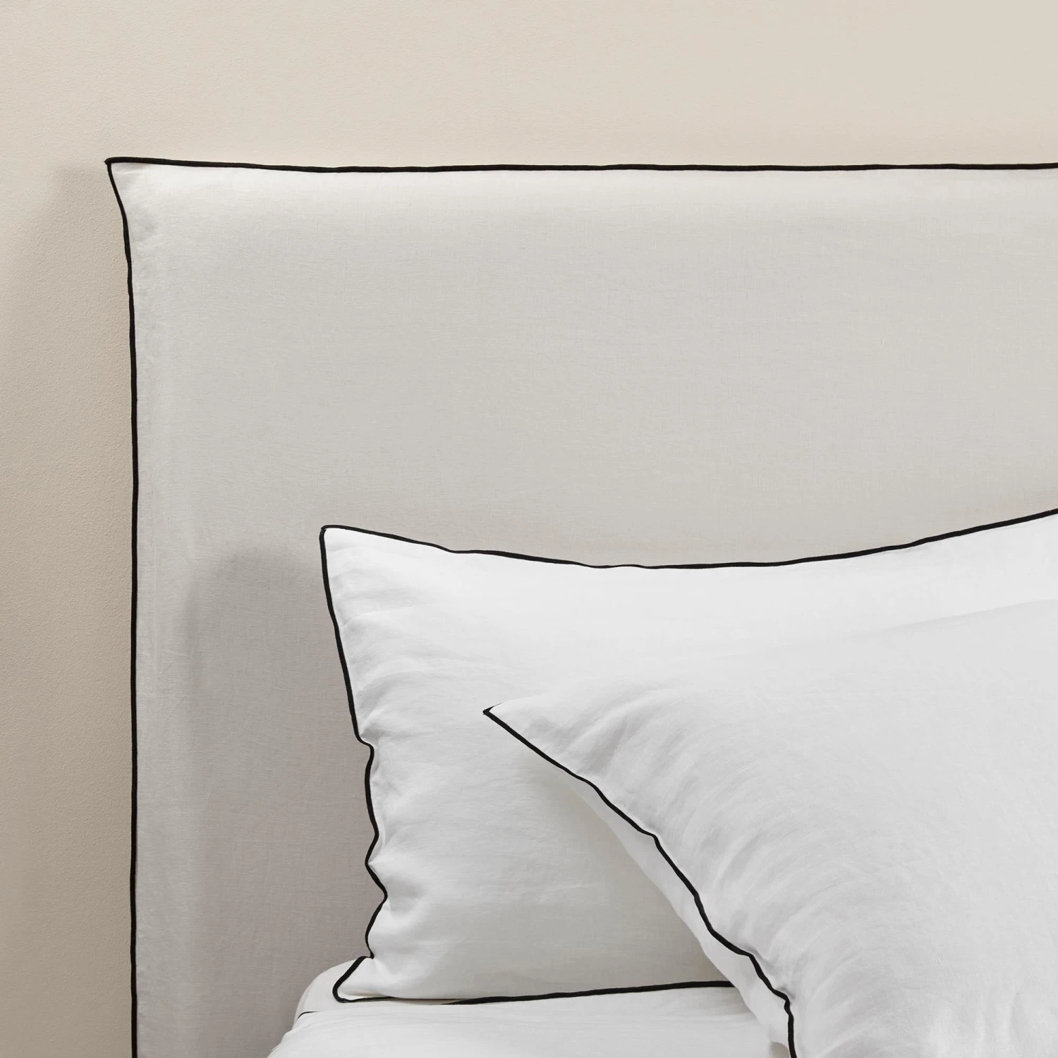 Housse De Tête De Lit CARLINA Calcaire Et Bourdon Noir 7 Housse De Tête De Lit CARLINA Calcaire Et Bourdon Noir – Image 7