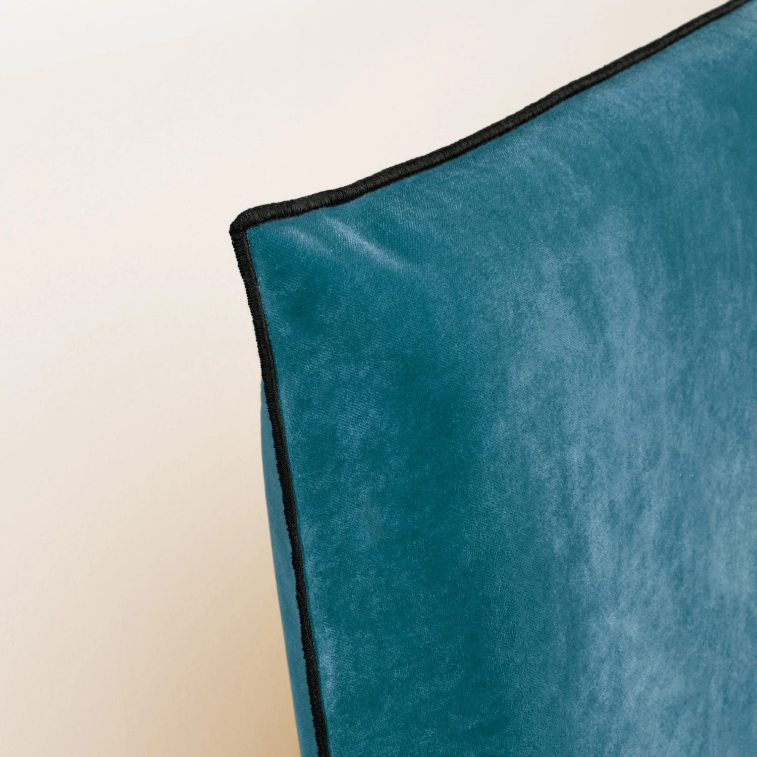 Housse De Tête De Lit DARIO Bleu Canard Et Bourdon Noir 6 Housse De Tête De Lit DARIO Bleu Canard Et Bourdon Noir – Image 6