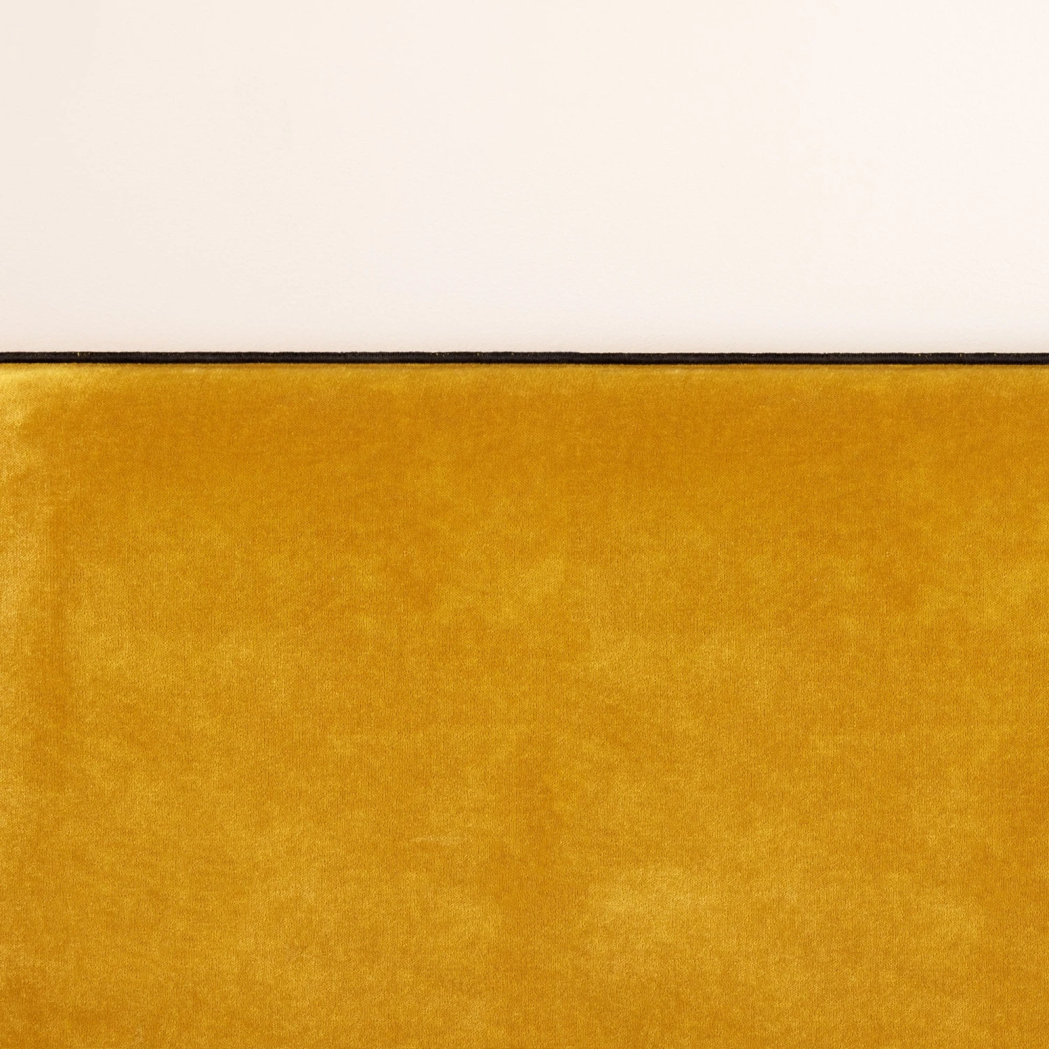 Housse De Tête De Lit DARIO Ocre Et Bourdon Noir 5 Housse De Tête De Lit DARIO Ocre Et Bourdon Noir – Image 5