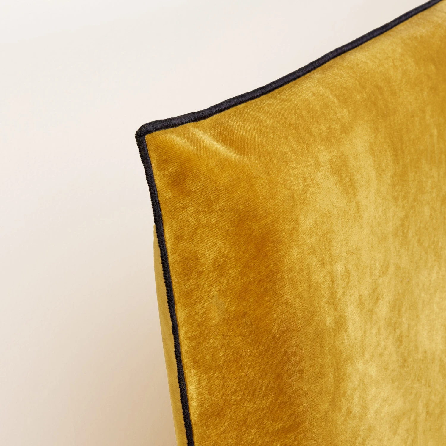 Housse De Tête De Lit DARIO Ocre Et Bourdon Noir 2 Housse De Tête De Lit DARIO Ocre Et Bourdon Noir – Image 2