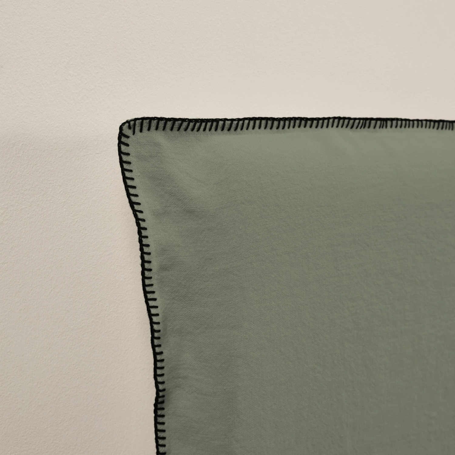 Housse De Tête De Lit NINO Kaki Grisé Et Feston Noir 4 Housse De Tête De Lit NINO Kaki Grisé Et Feston Noir – Image 4