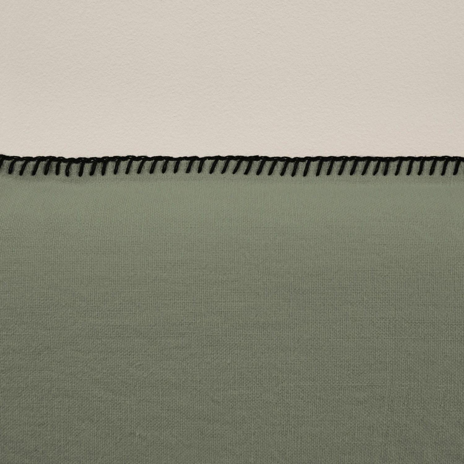 Housse De Tête De Lit NINO Kaki Grisé Et Feston Noir 5 Housse De Tête De Lit NINO Kaki Grisé Et Feston Noir – Image 5