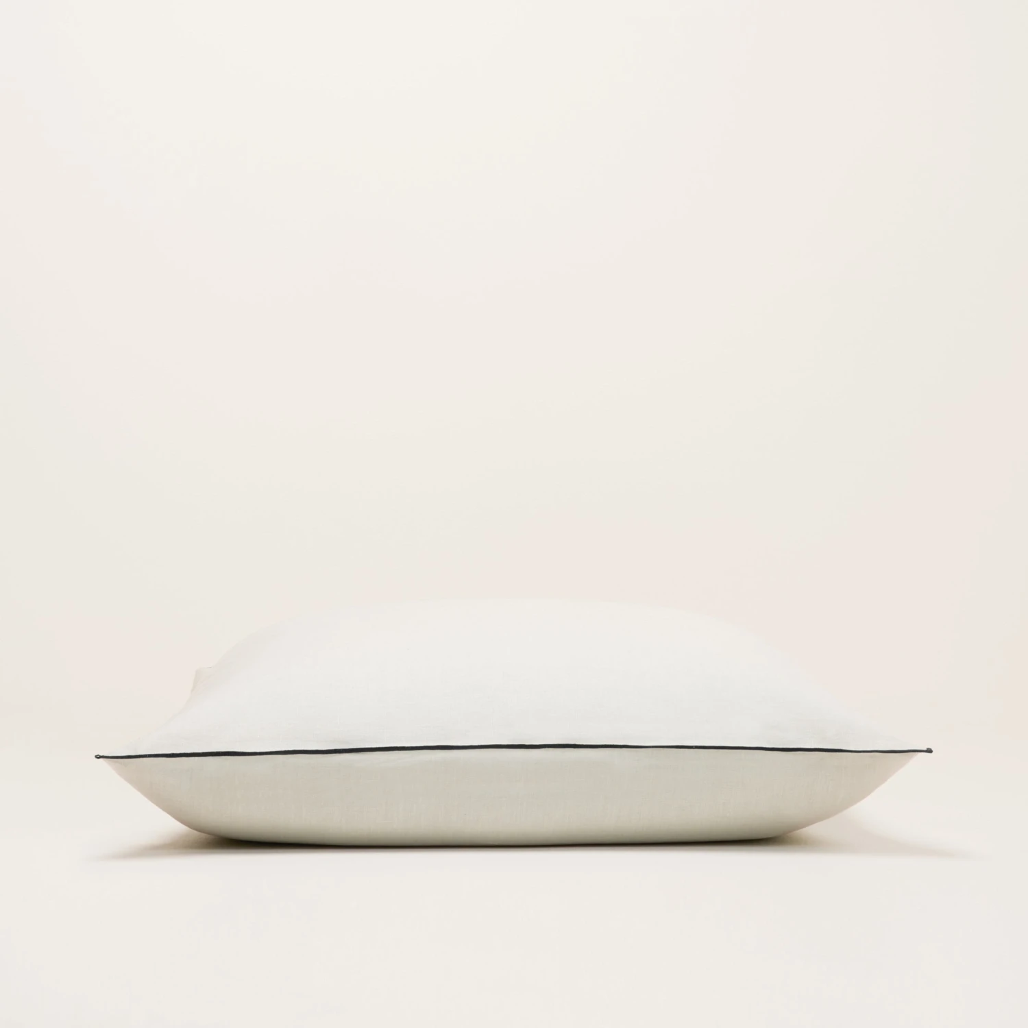 Lot De 2 Taies D'oreiller CARLINA Calcaire Et Bourdon Noir 5 Lot De 2 Taies D'oreiller CARLINA Calcaire Et Bourdon Noir – Image 5