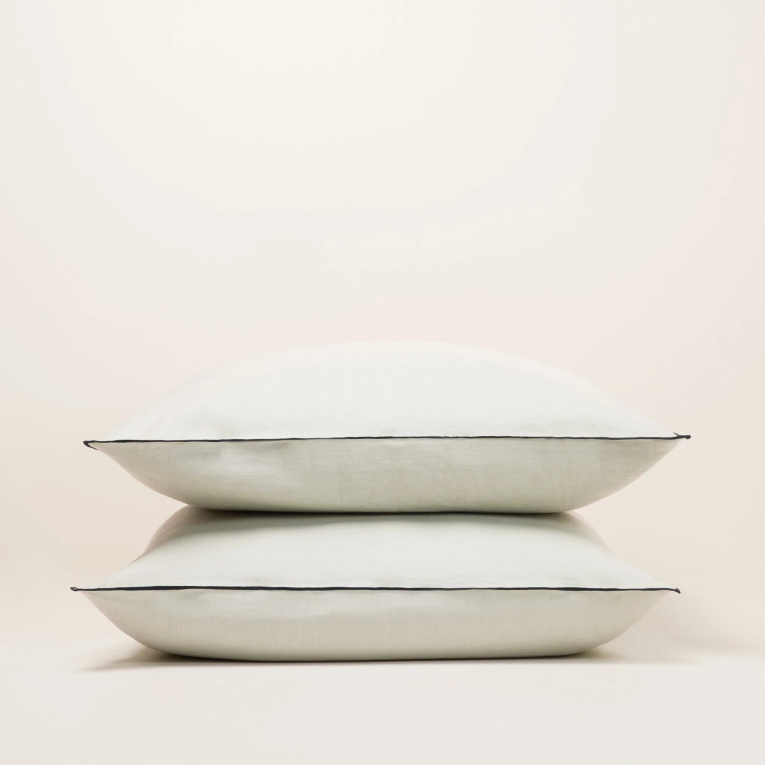 Lot De 2 Taies D'oreiller CARLINA Calcaire Et Bourdon Noir 1 Lot De 2 Taies D'oreiller CARLINA Calcaire Et Bourdon Noir