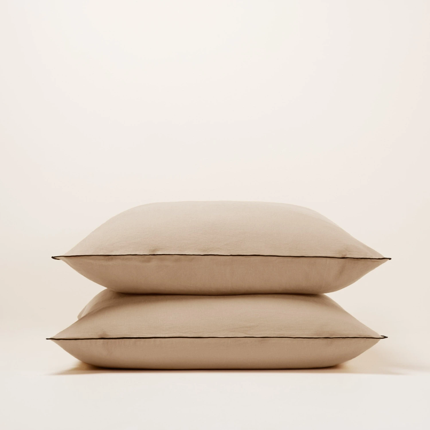 Lot De 2 Taies D'oreiller CARLINA Sable Et Bourdon Noir 4 Lot De 2 Taies D'oreiller CARLINA Sable Et Bourdon Noir – Image 4