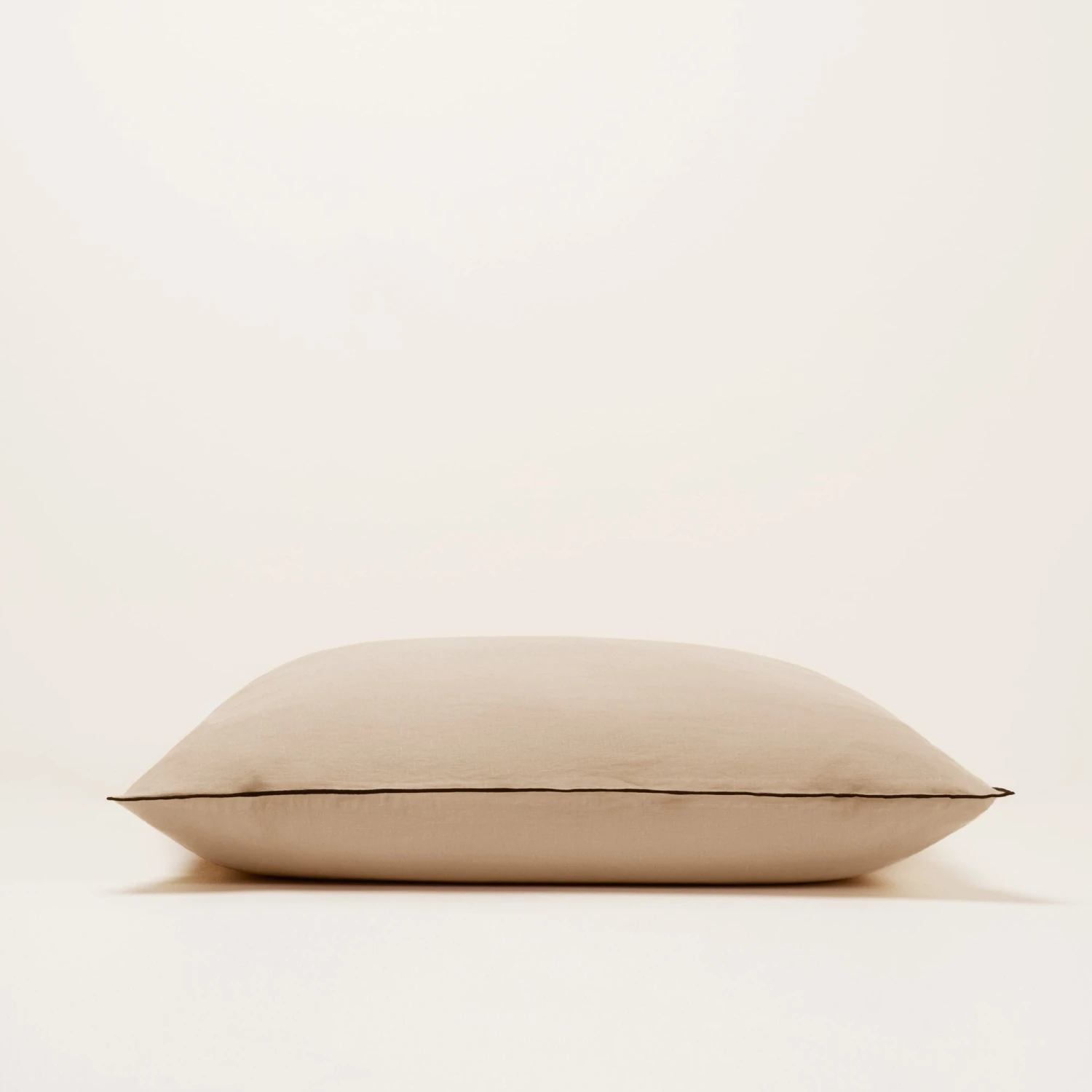 Lot De 2 Taies D'oreiller CARLINA Sable Et Bourdon Noir 6 Lot De 2 Taies D'oreiller CARLINA Sable Et Bourdon Noir – Image 6