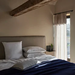 Lot De 2 Taies D'oreiller CARLINA Blanc Pur Et Bourdon Noir 11 Lot De 2 Taies D'oreiller CARLINA Blanc Pur Et Bourdon Noir -Décoration & meubles pour la maison lot de 2 taies d oreiller CARLINA 007693 WG C2 1