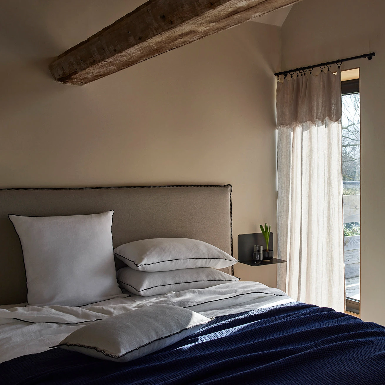 Lot De 2 Taies D'oreiller CARLINA Blanc Pur Et Bourdon Noir 3 Lot De 2 Taies D'oreiller CARLINA Blanc Pur Et Bourdon Noir – Image 3