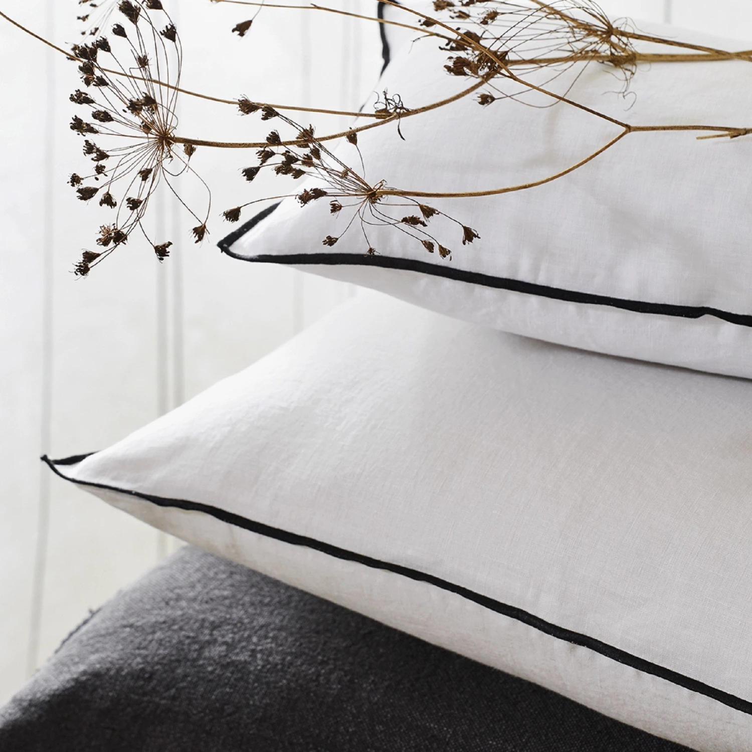 Lot De 2 Taies D'oreiller CARLINA Blanc Pur Et Bourdon Noir 4 Lot De 2 Taies D'oreiller CARLINA Blanc Pur Et Bourdon Noir – Image 4