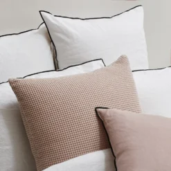 Lot De 2 Taies D'oreiller CARLINA Blanc Pur Et Bourdon Noir 13 Lot De 2 Taies D'oreiller CARLINA Blanc Pur Et Bourdon Noir -Décoration & meubles pour la maison lot de 2 taies d oreiller CARLINA 007693 WG C2 3