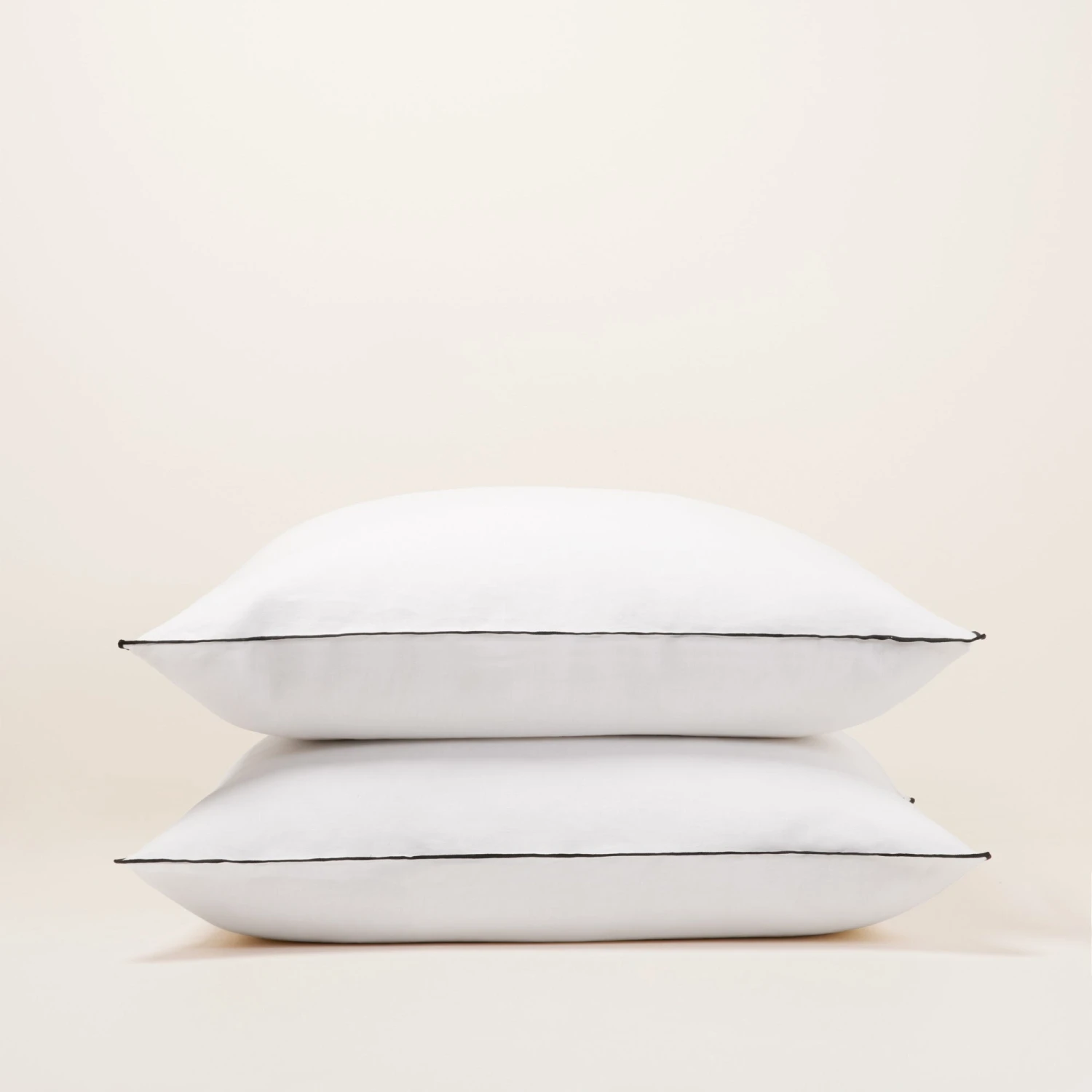 Lot De 2 Taies D'oreiller CARLINA Blanc Pur Et Bourdon Noir 6 Lot De 2 Taies D'oreiller CARLINA Blanc Pur Et Bourdon Noir – Image 6