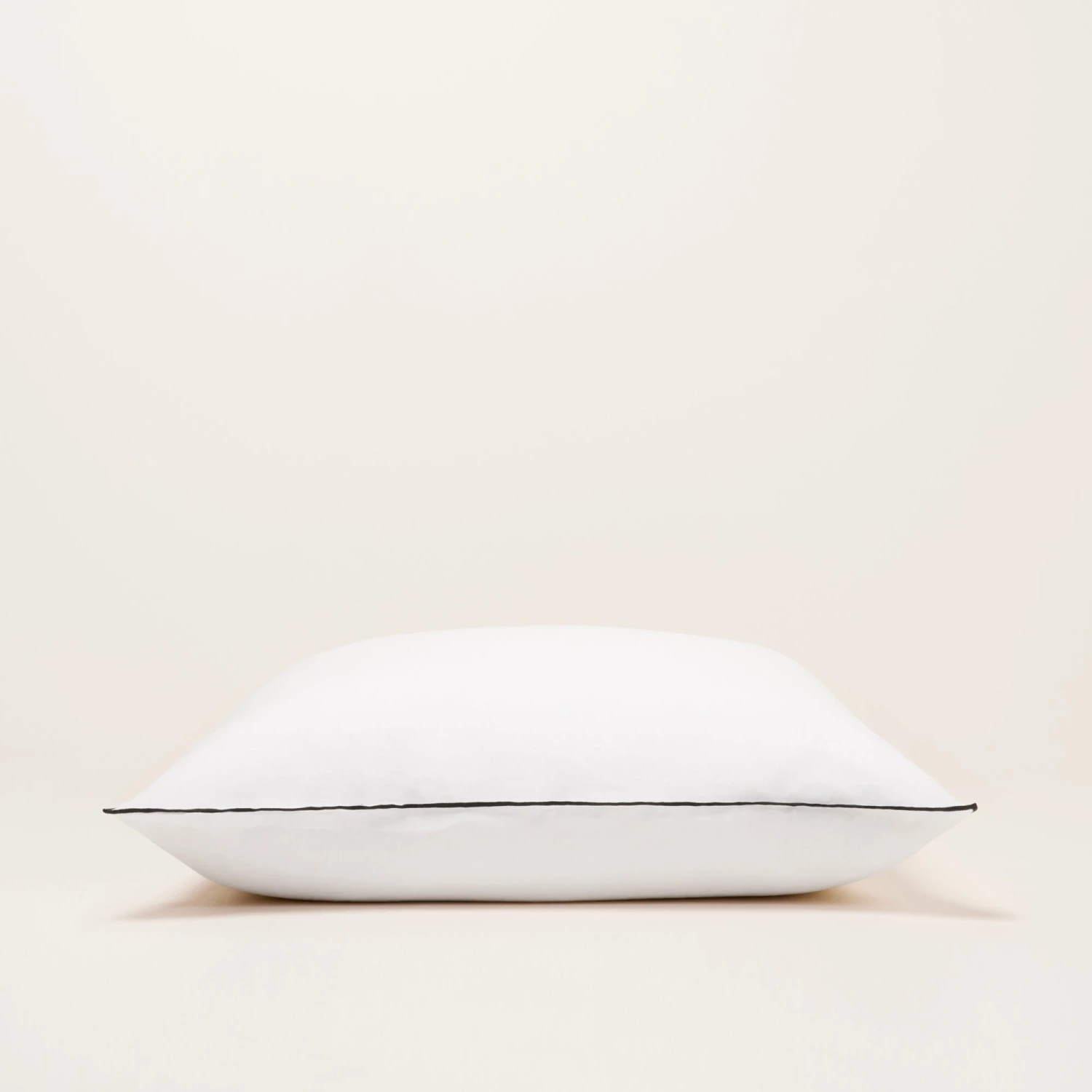 Lot De 2 Taies D'oreiller CARLINA Blanc Pur Et Bourdon Noir 8 Lot De 2 Taies D'oreiller CARLINA Blanc Pur Et Bourdon Noir – Image 8