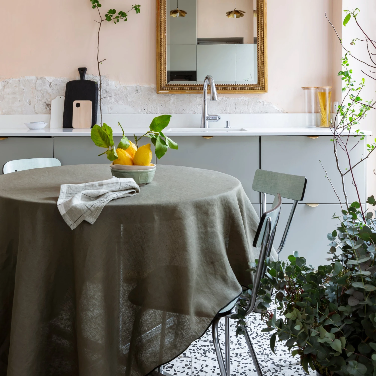 Nappe Carrée CARLINA Kaki Grisé Et Bourdon Noir 3 Nappe Carrée CARLINA Kaki Grisé Et Bourdon Noir – Image 3